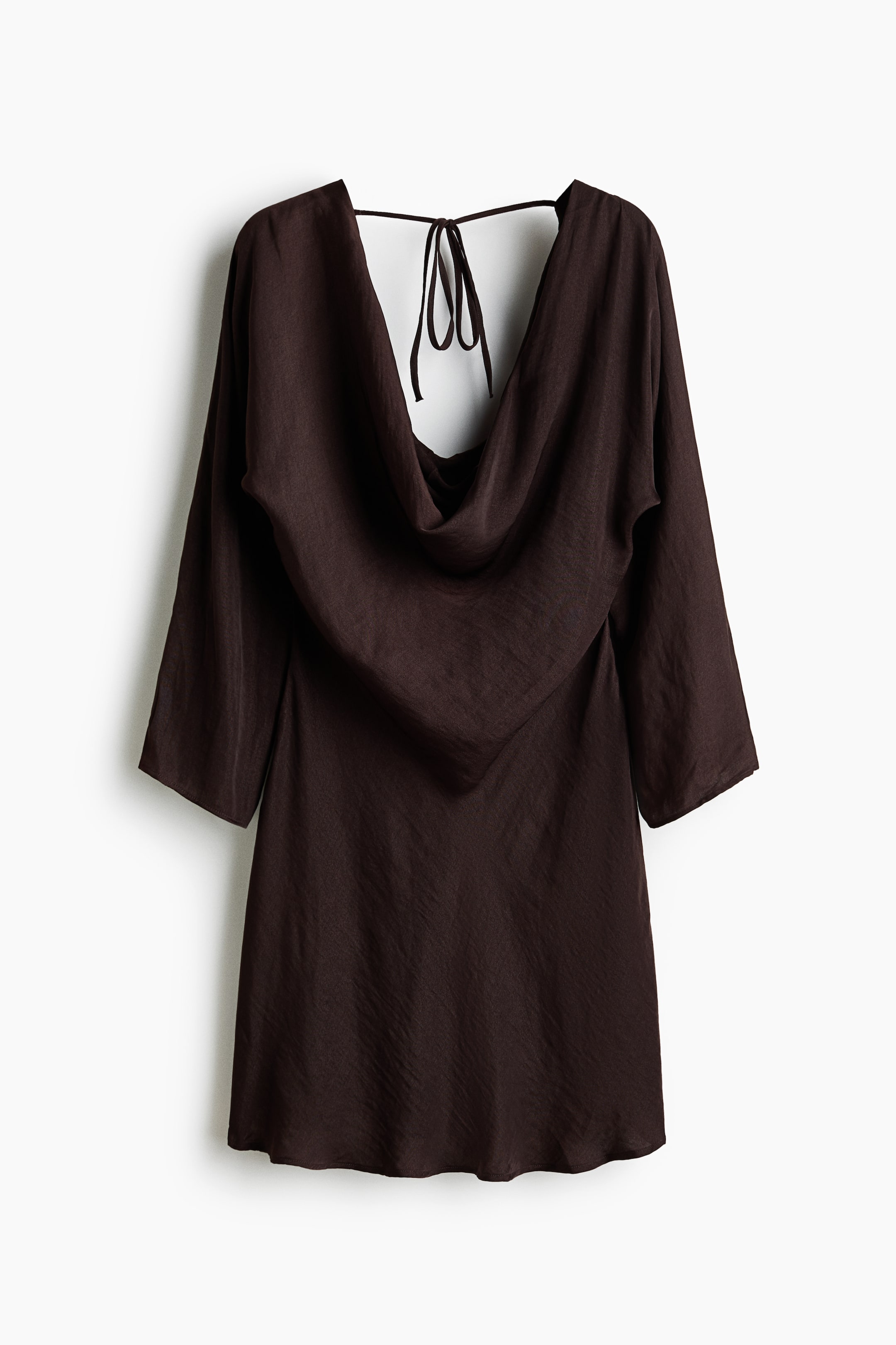 Ampliar la imagen: Un vestido marrón oscuro muestra un escote profundo en la espalda con delicados lazos en la nuca. Presenta mangas relajadas de tres cuartos de longitud y una tela sutilmente texturizada, cayendo hasta un dobladillo recto.