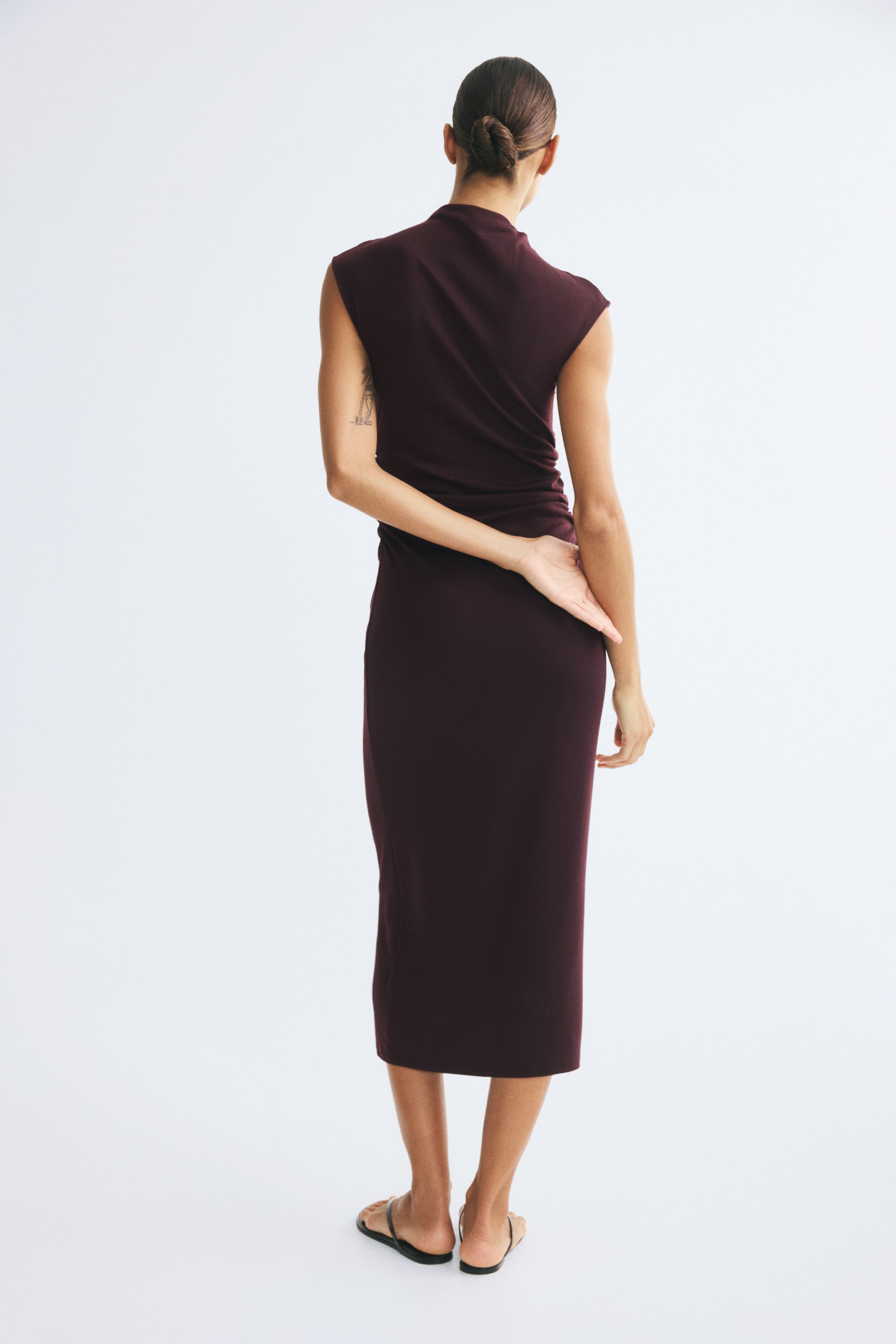 Robe sans manches avec col cheminée
