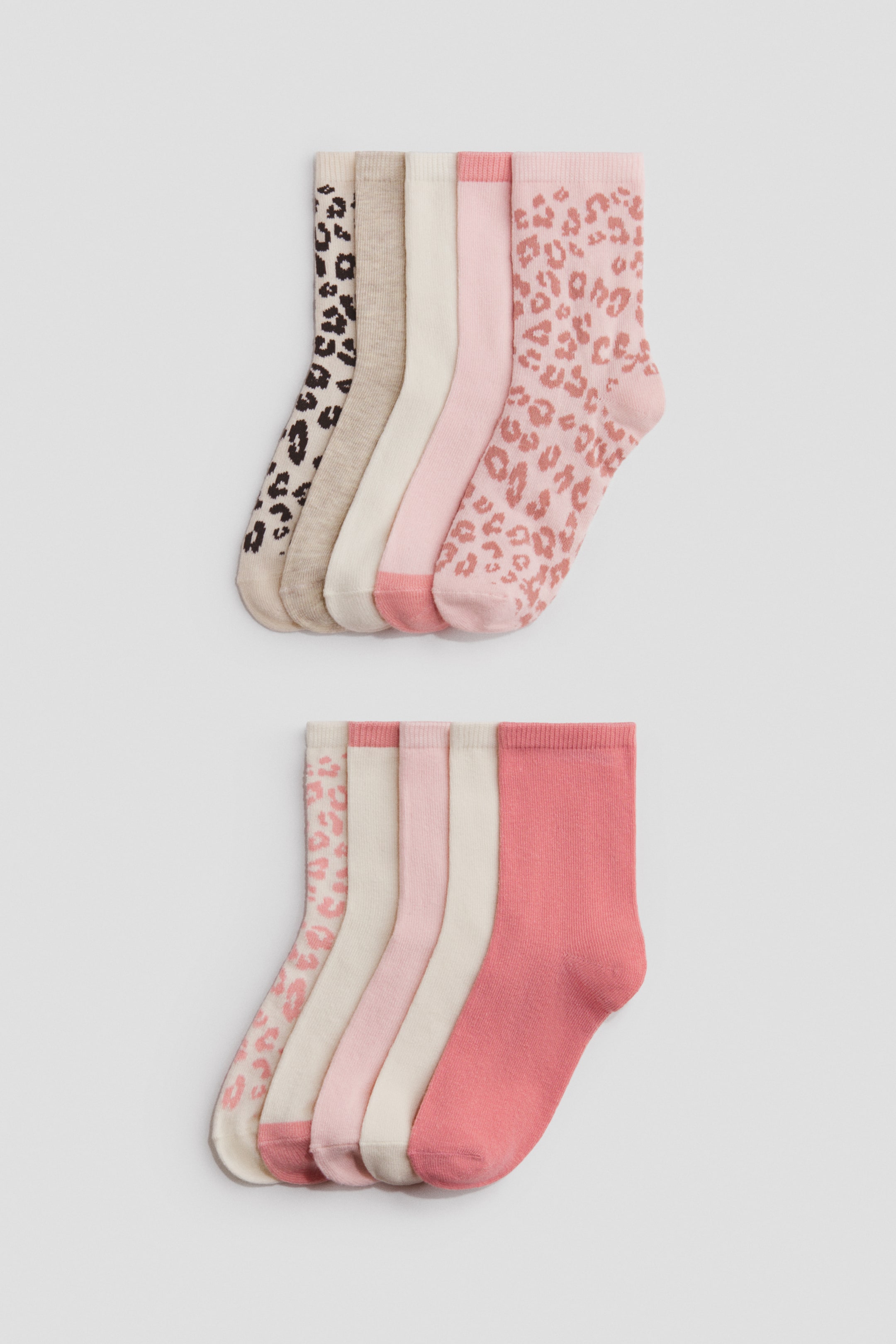 Ingrandisci l'immagine: Due set di cinque calzini a maglia fine sono esposti, distesi con il fronte rivolto verso l'alto. I calzini presentano bordi rifiniti con cura e sono disponibili in una varietà di colori solidi, tra cui beige chiaro, bianco sporco, rosa chiaro e corallo, insieme a motivi leopardati su sfondi beige, rosa chiaro e bianco sporco.