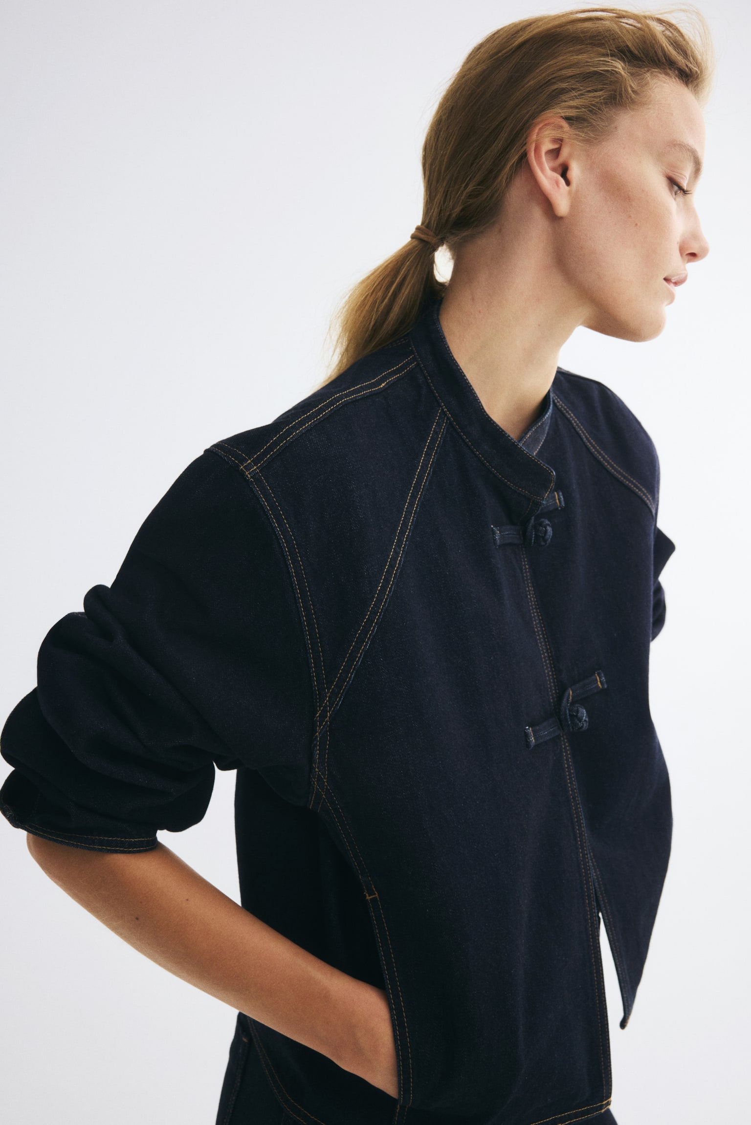 Женская куртка H&M Knot-Button Denim Jacket, цвет: Тёмный джинсовый синий — фото 3