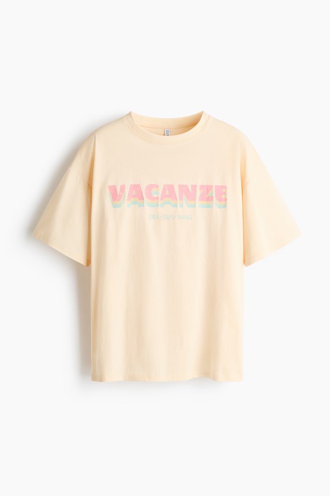 Playera oversized con diseño - Amarillo claro/Vacanze/Turquesa claro/Del Mare/Gris jaspeado/Rayado/Verde claro/The Perfect Matcha/Turquesa oscuro/Palo Alto/Amarillo pálido/The New Issue/Café oscuro/Sol/Azul/Vitamin Sea/Gris oscuro/Palmera/Crema/Conchas - 1