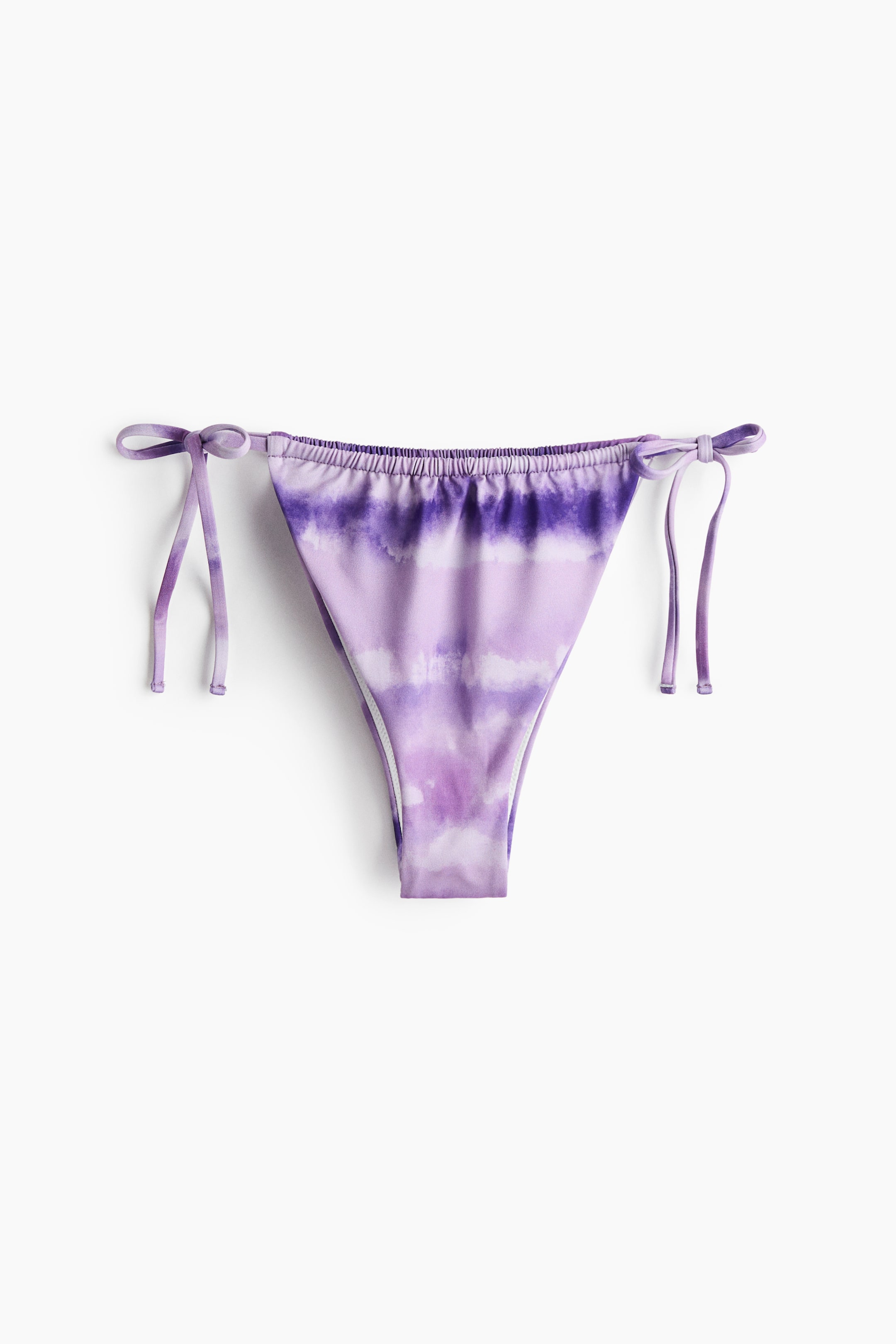 Grotere afbeelding bekijken: Een paarse tie-dye bikinibroekje toont zijn voorkant, met een elastische, geplooide tailleband en zijstrikjes die strikken vormen aan beide zijden.