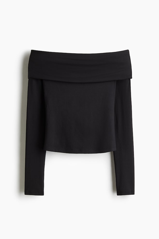 Ein schwarzes, eng anliegendes, schulterfreies Oberteil aus weichem Jersey wird von vorne gezeigt. Es verfügt über einen breiten, umklappbaren oberen Rand, lange Ärmel und einen gerade geschnittenen Saum. - 1