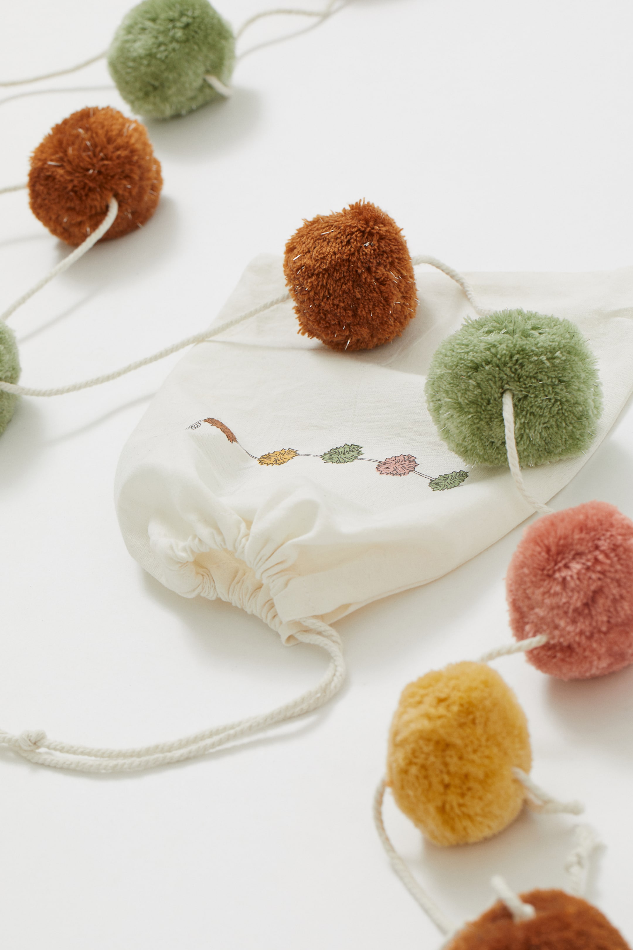 이미지 확대 보기: 폼폼 가랜드 - 핑크/멀티 컬러 - Home All | H&M KR 2