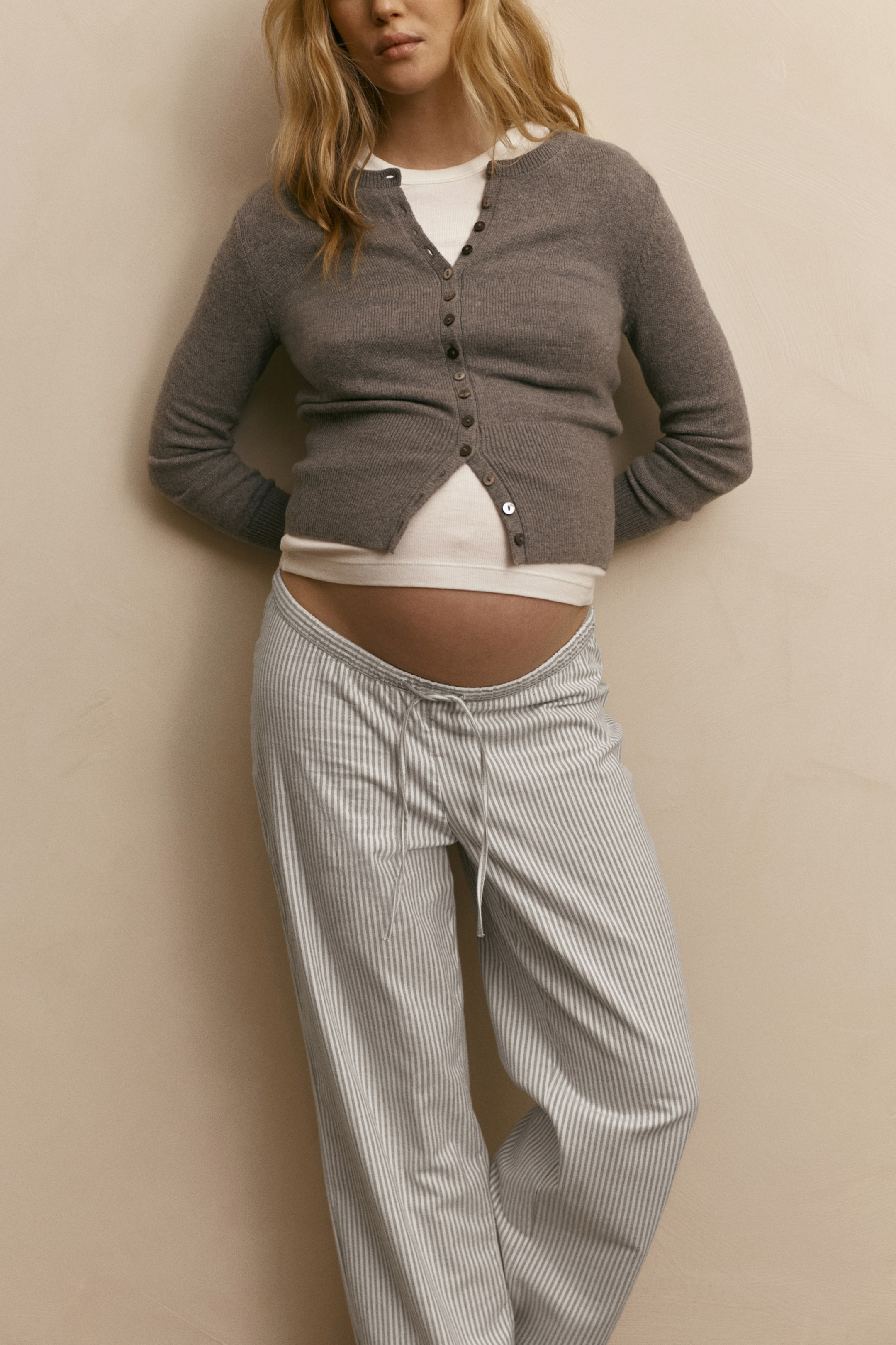 Vis større bilde: MAMA Pyjamasbukse i flanell - Hvit/Grå stripet | H&M NO 2