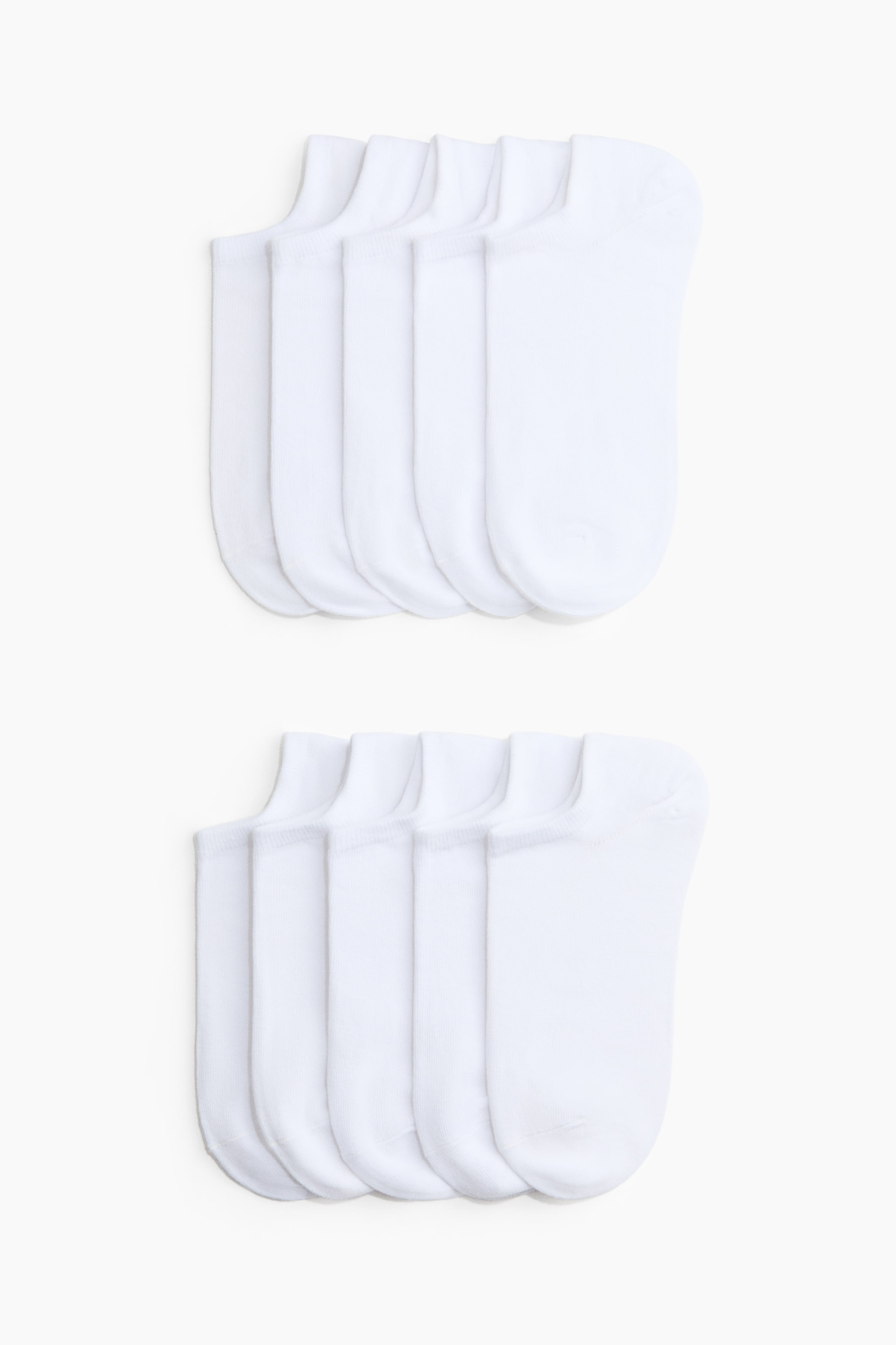 Ampliar la imagen: Diez calcetines invisibles blancos están dispuestos en dos abanicos de cinco, cada calcetín muestra su tejido suave y su abertura de tobillo de corte bajo.