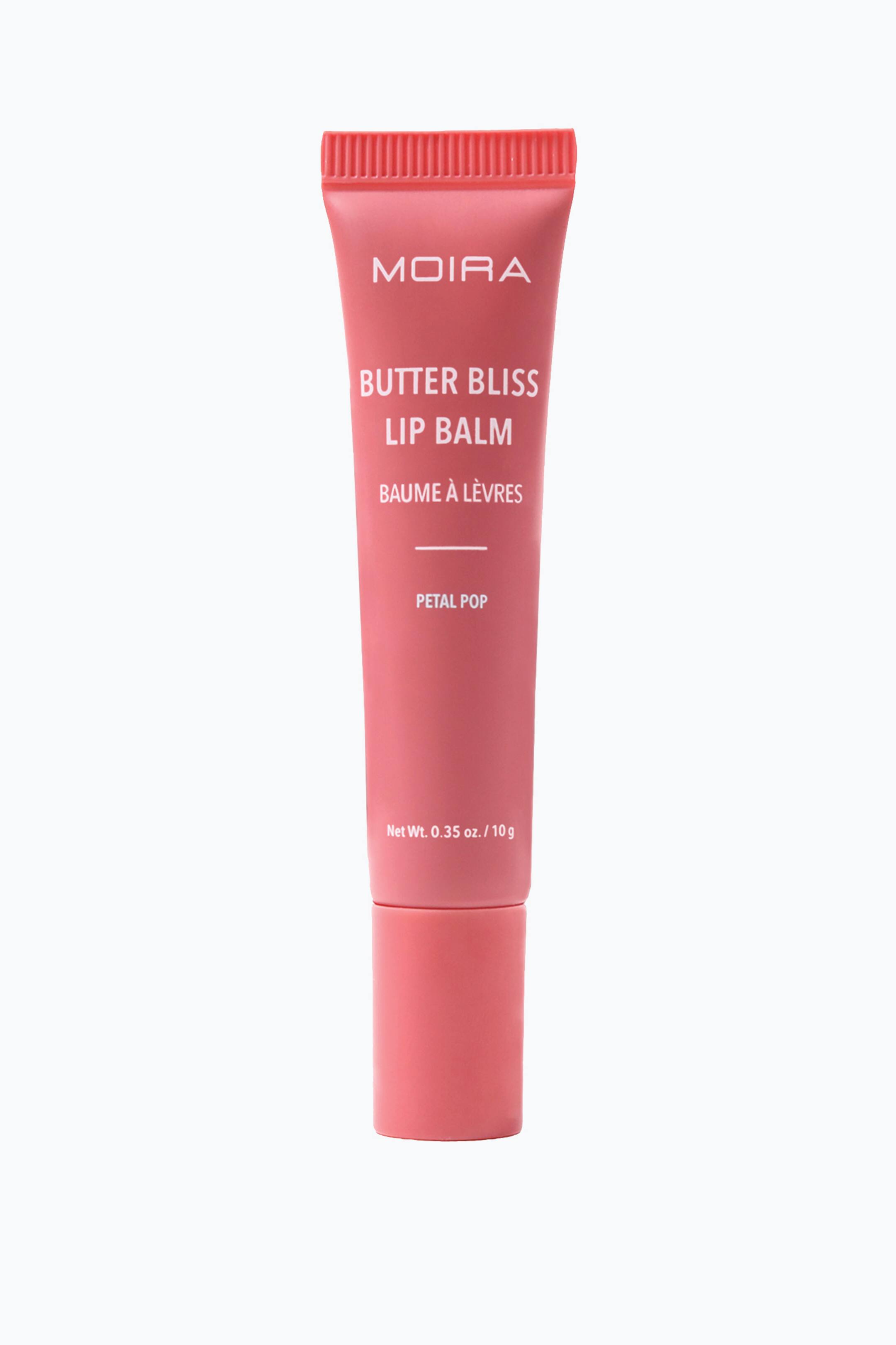 Vis større bilde: Butter Bliss Lip Balm står oppreist og har en matt korallrosa klemtube med en matchende sylindrisk hette nederst. Forsiden av tuben viser hvit trykt tekst som inkluderer merkenavnet «MOIRA» og nyansen «PETAL POP».