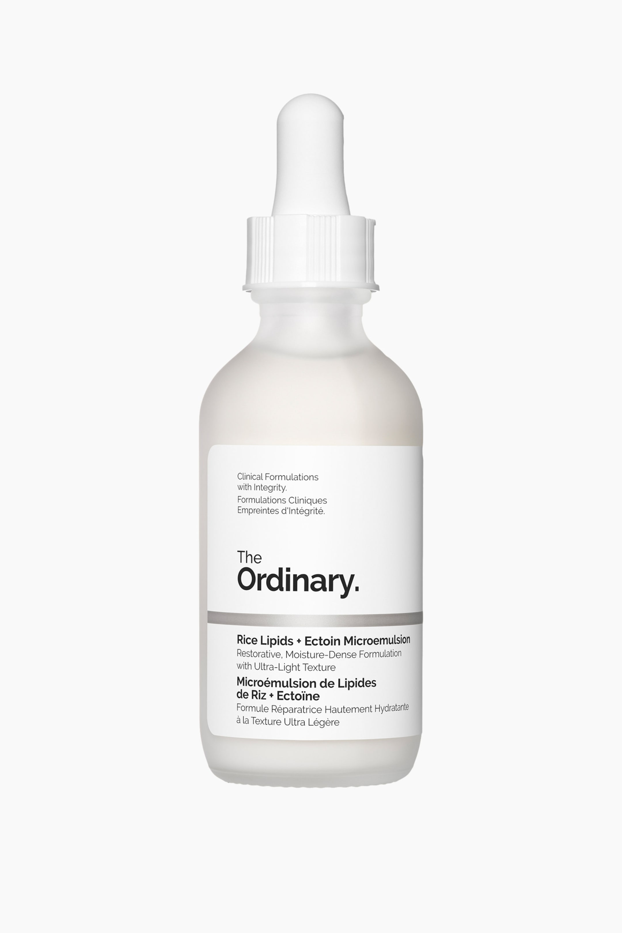 Näytä suurempi kuva: Jäätynyt, läpikuultava valkoinen pullo, jossa on valkoinen pipettikorkki ja uurrettu kaulus, seisoo pystyasennossa. Se sisältää valkoista nestettä ja sen etuosassa on suorakulmainen valkoinen etiketti, jossa lukee mustalla tekstillä "The Ordinary." ja "Rice Lipids + Ectoin Microemulsion".