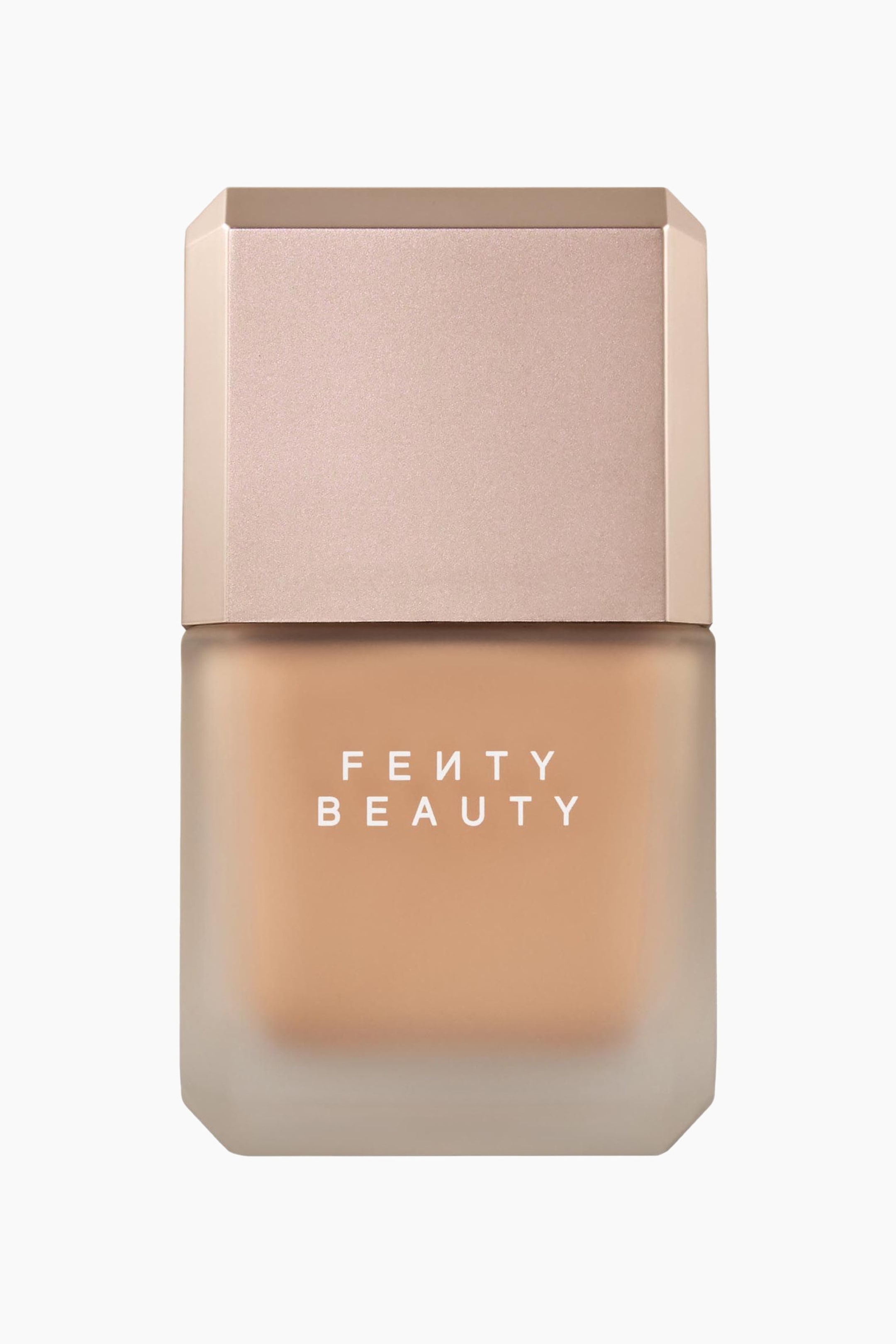 Visa större bild: Pro Filt'r Fluid Flex Matte Longwear Foundation står i en framåtvänd position och visar en frostad glasflaska med fasade hörn som innehåller en medium-tan flytande foundation. Flaskan har den vita logotypen "FENTY BEAUTY" tryckt på framsidan och förses med ett matchande ljusrosa-guldigt lock med facetterade kanter.