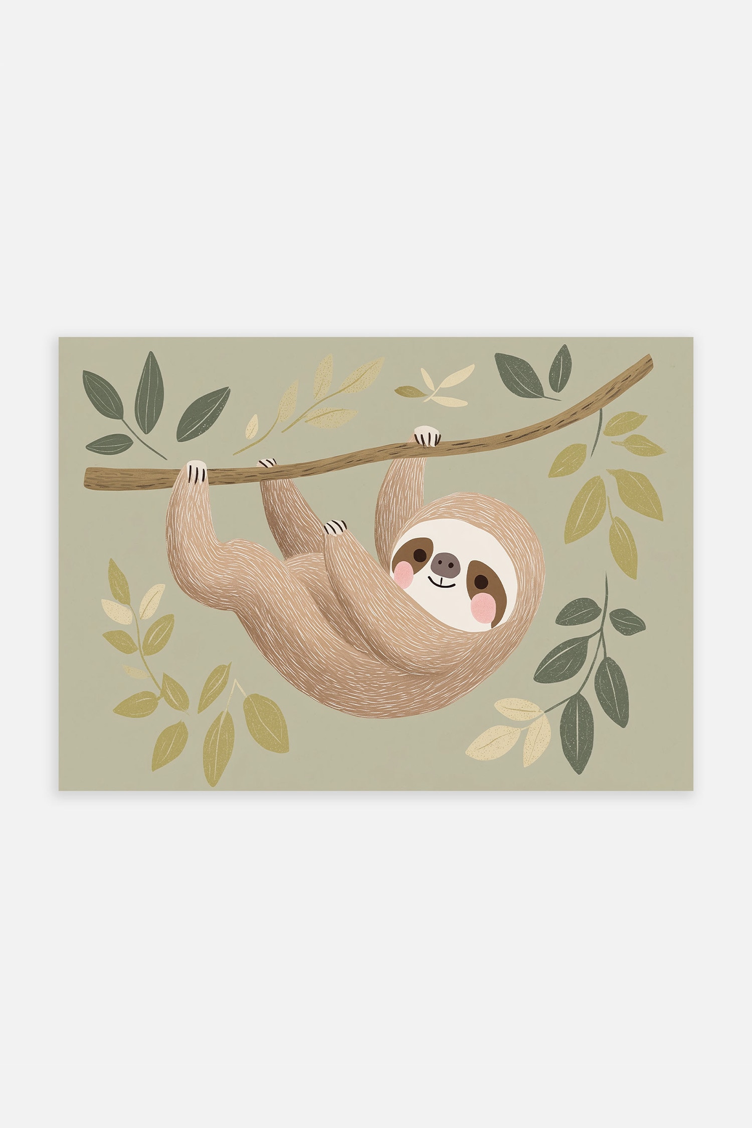 Una stampa dâarte da parete rettangolare incorniciata che raffigura unâillustrazione cartoon di un bradipo marrone sorridente appeso a un ramo. Lâillustrazione presenta foglie verde tenue e beige su uno sfondo salvia delicato ed è racchiusa in una cornice chiara in legno naturale.