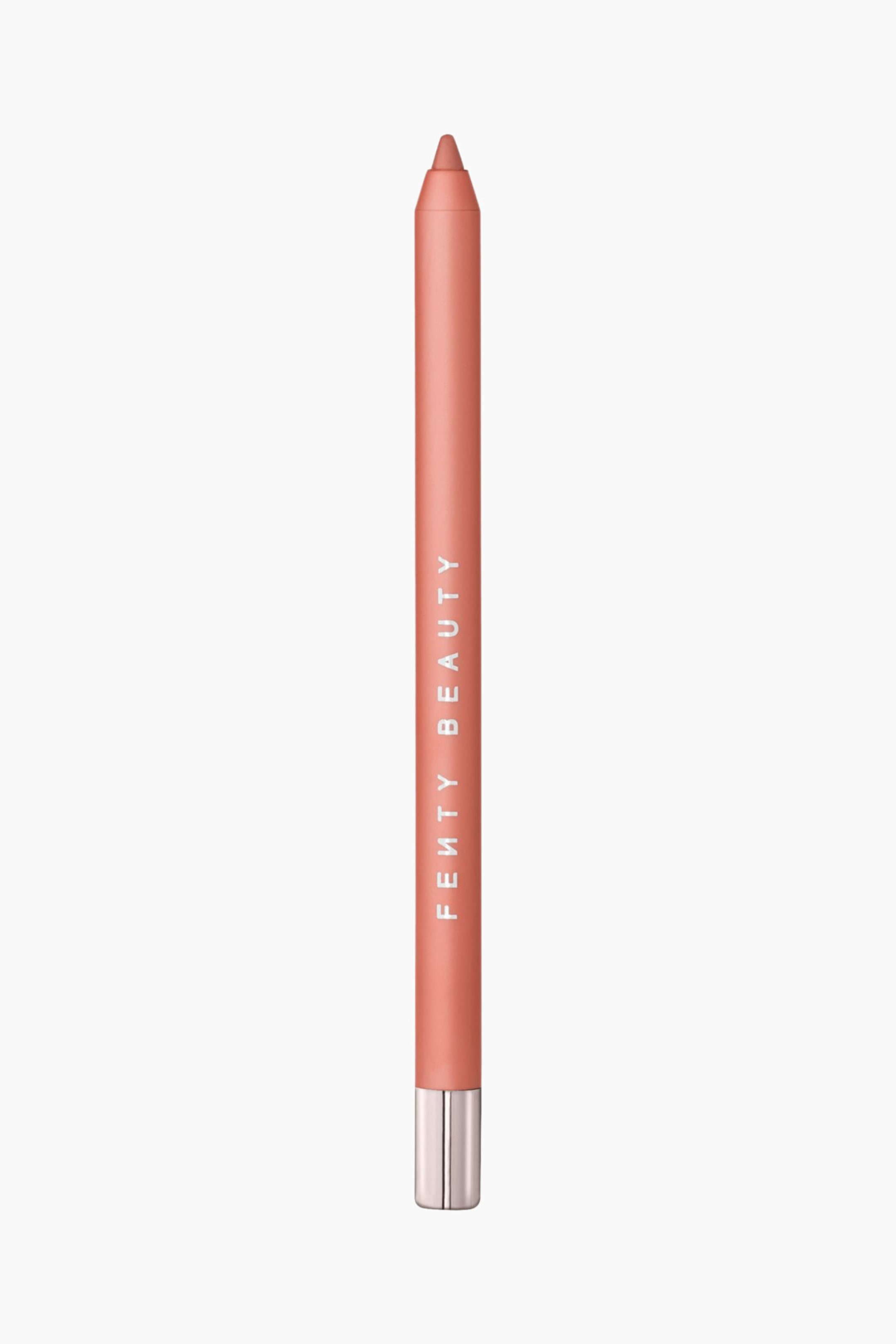 Visa större bild: En Fenty Beauty Trace'd Out Longwear Waterproof Pencil Lip Liner står lodrätt och visar upp en matt persiko-rosa kropp med en matchande vässad spets. Varumärkesnamnet "FENTY BEAUTY" löper lodrätt i silverfärgade bokstäver längs sidan, ovanför en metallisk silverfärgad bas.
