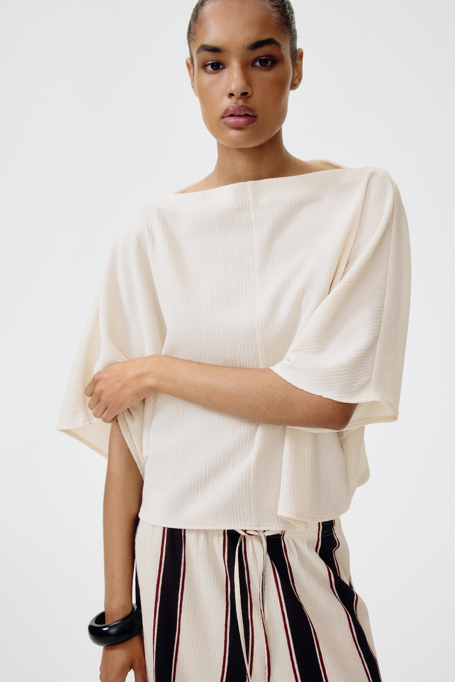 Женский топ H&M Crinkled Boat-Neck Top, цвет: Светлый бежевый — фото 3