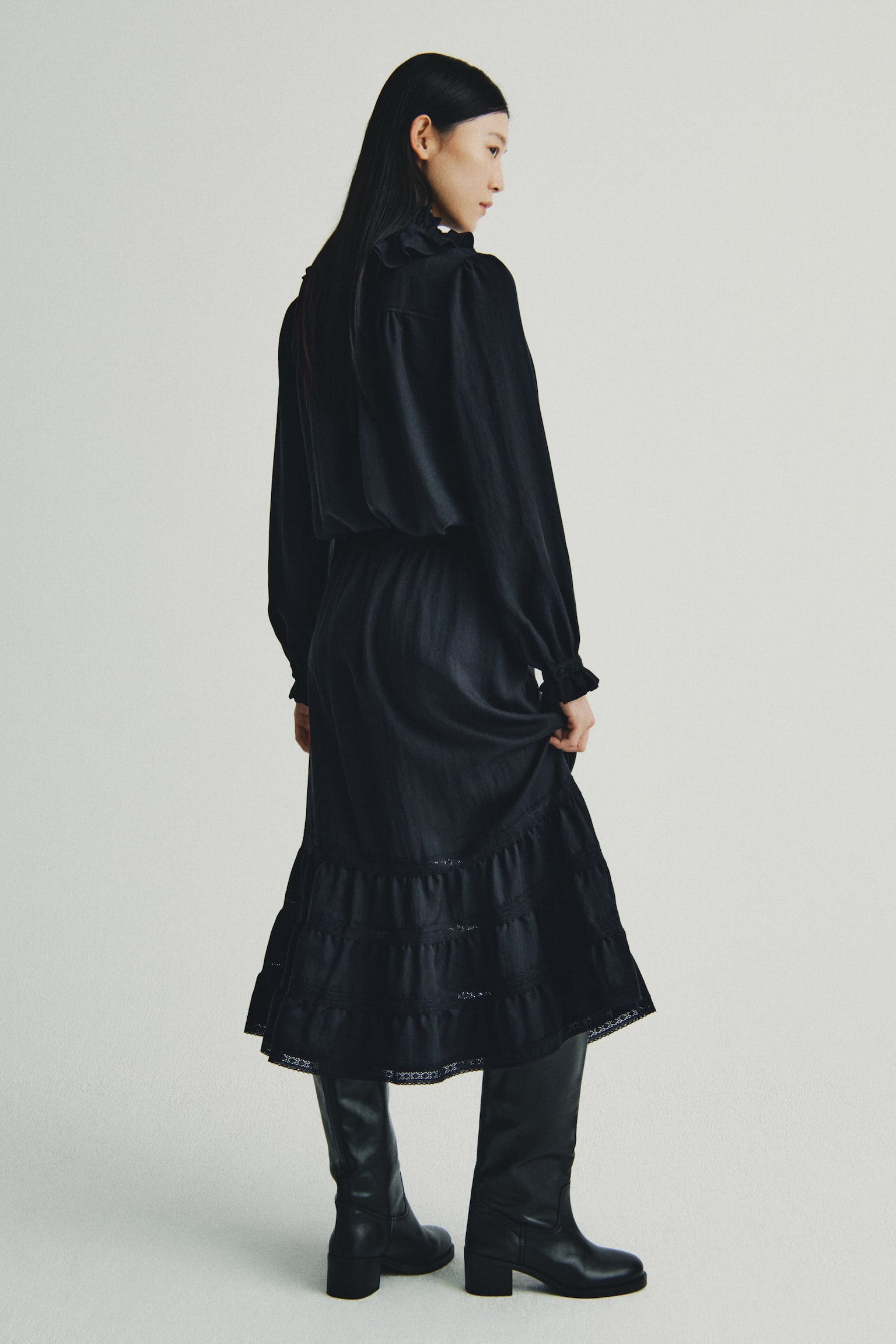 Áo kiểu cổ diềm nhún - Màu đen - 4