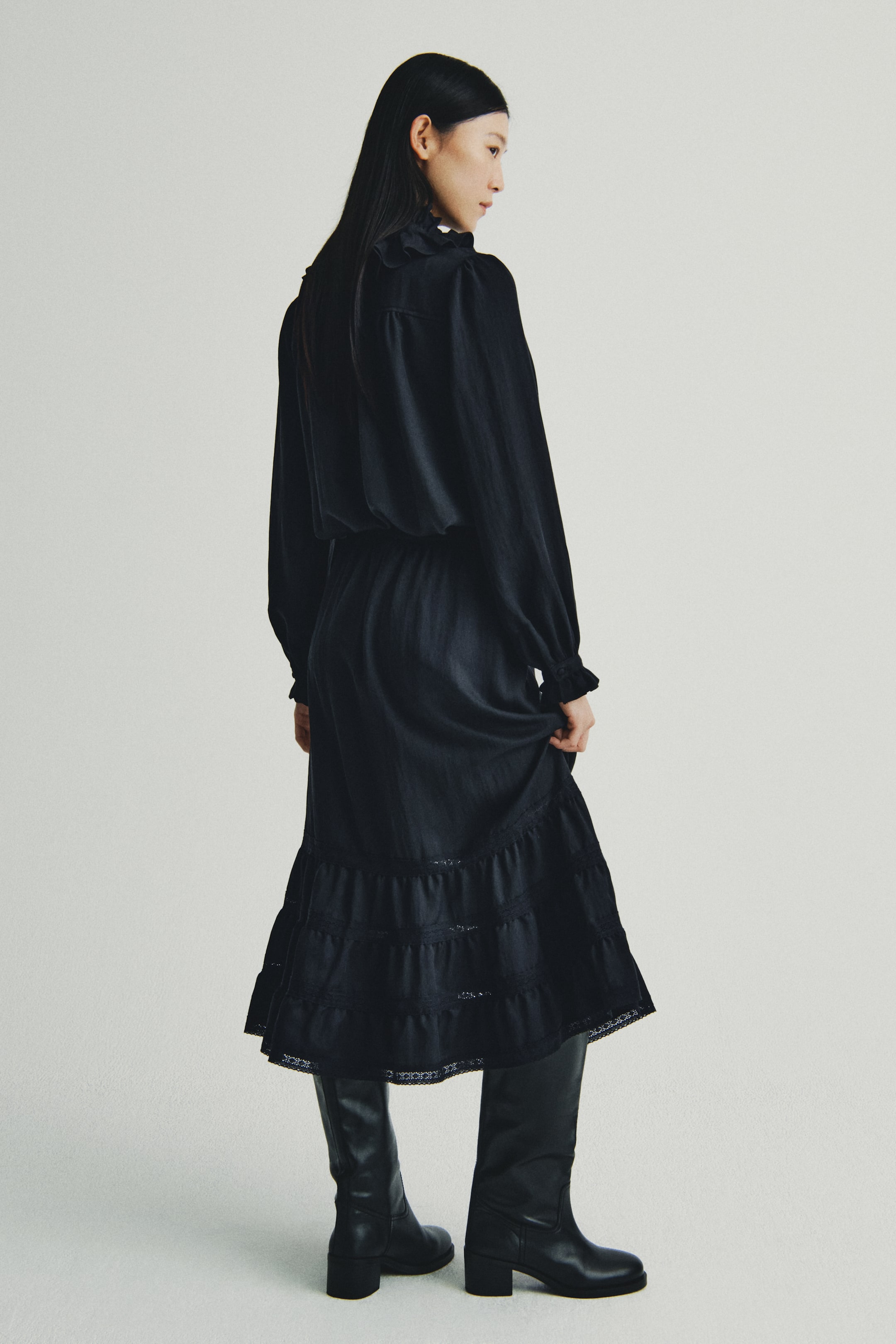 Xem ảnh lớn hơn: Áo kiểu cổ diềm nhún - Màu đen - Ladies | H&M VN 3