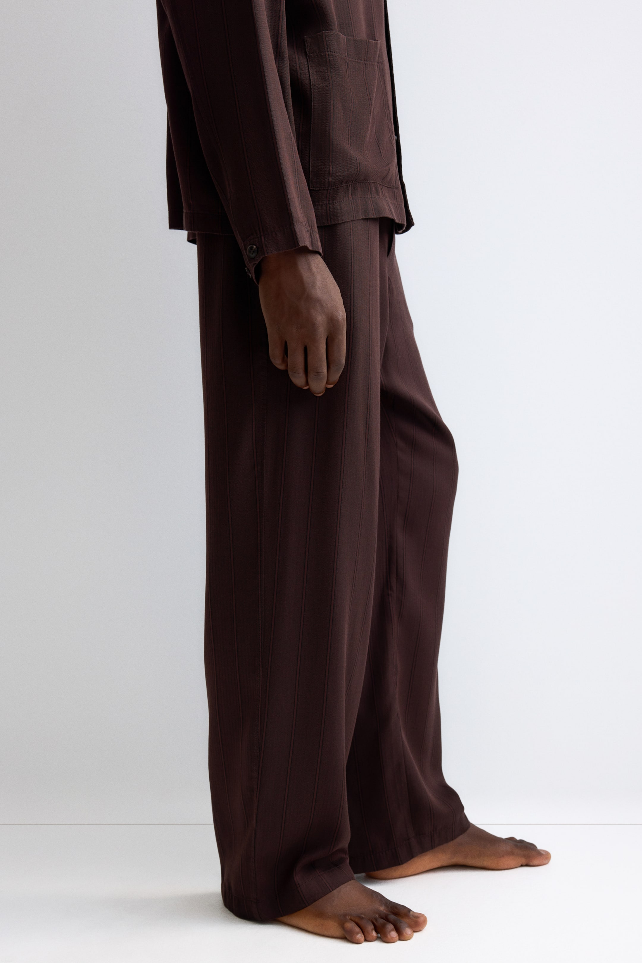 拡大画像を表示: Lyocell pyjama shirt and bottoms - Dark brown/Striped - Men | H&M JP 4