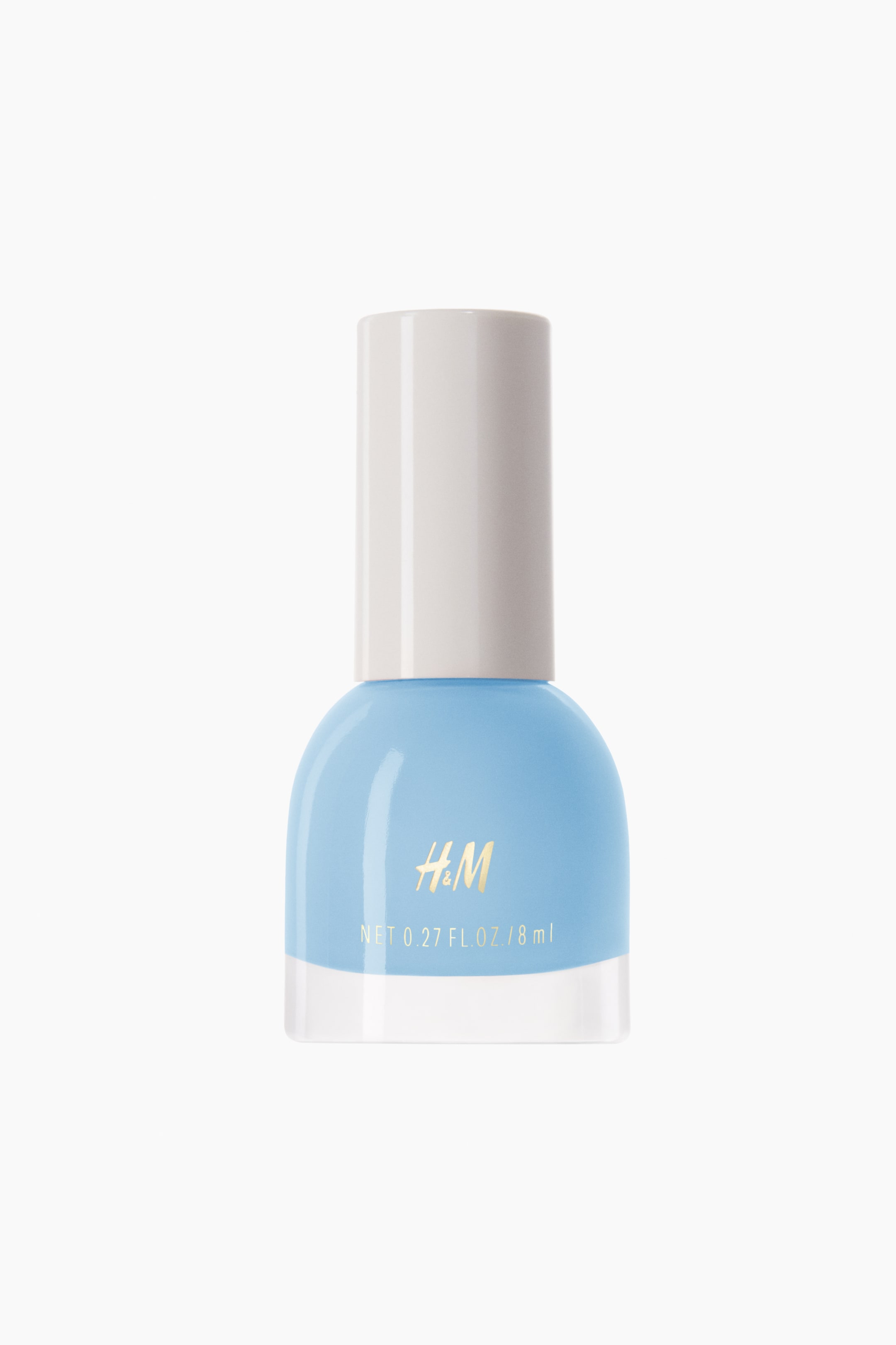 Grotere afbeelding bekijken: Een nagellakflesje met een lichtblauwe kleur in een gedrongen, afgerond ontwerp met een transparante basis. Een lichtbeige cilindrische dop siert de fles, waarop aan de voorkant het gouden "H&M" merklogo en volumedetails worden weergegeven.