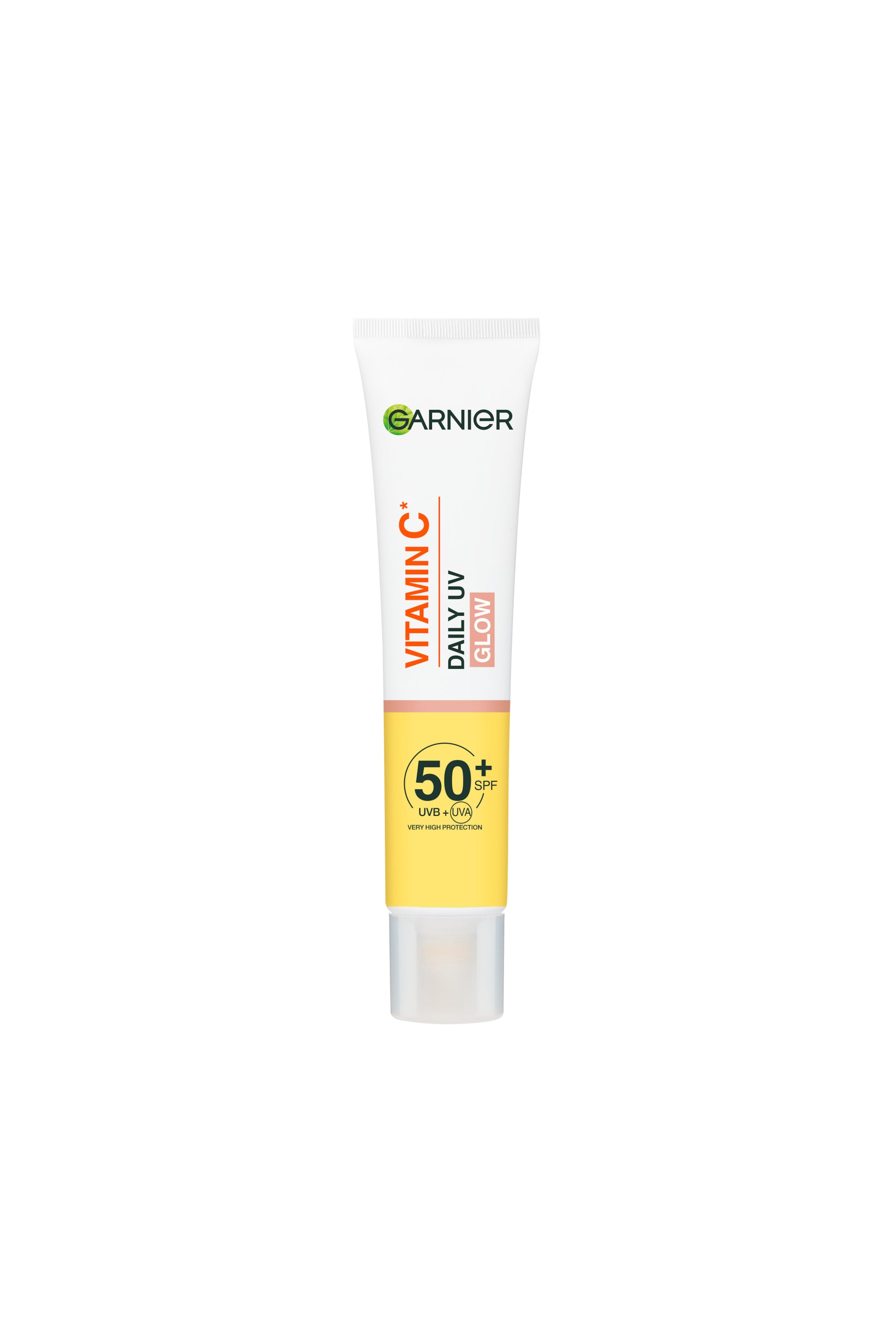 Visa större bild: En klämtub med Garnier Vitamin C Daily UV Glow SPF 50+ står upprätt och vänd rakt framåt. Tuben har en vit övre del med varumärkeslogotypen och texten ”VITAMIN C*”, som övergår i en gul nedre del med texten ”50+ SPF” tryckt på den, och avslutas med ett klart, genomskinligt lock vid basen.