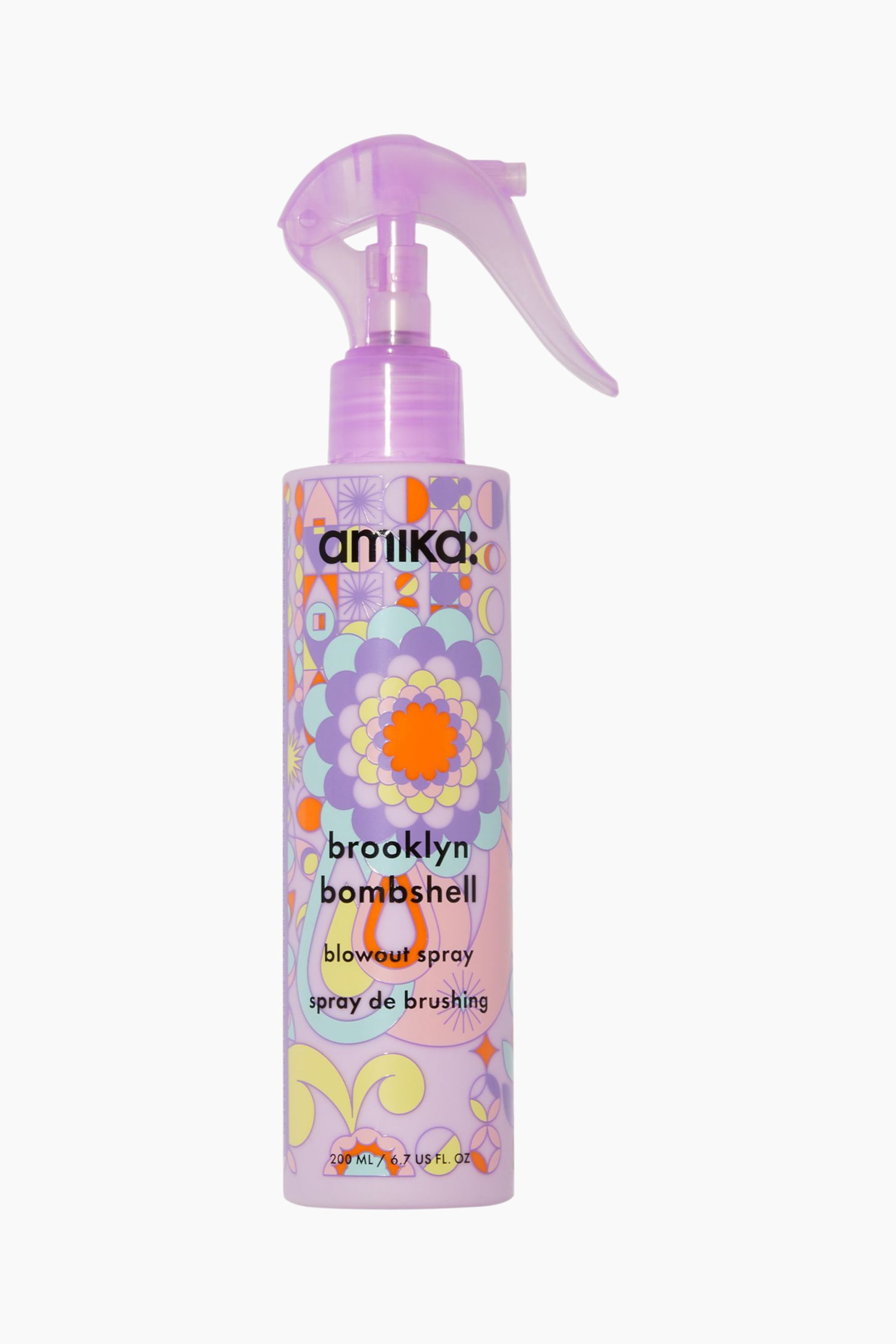Näytä suurempi kuva: Amika Brooklyn Bombshell Blowout Volume Spray on pystyssä ja esittelee sylinterimäistä, laventelinväristä pulloa, jota koristaa eläväinen retrohenkinen kukka- ja geometrinen kuvio oranssin, sinisen ja violetin sävyissä. Pullon päällä on yhteensopiva, läpikuultava violetti liipaisinsumutin, joka osoittaa oikealle.