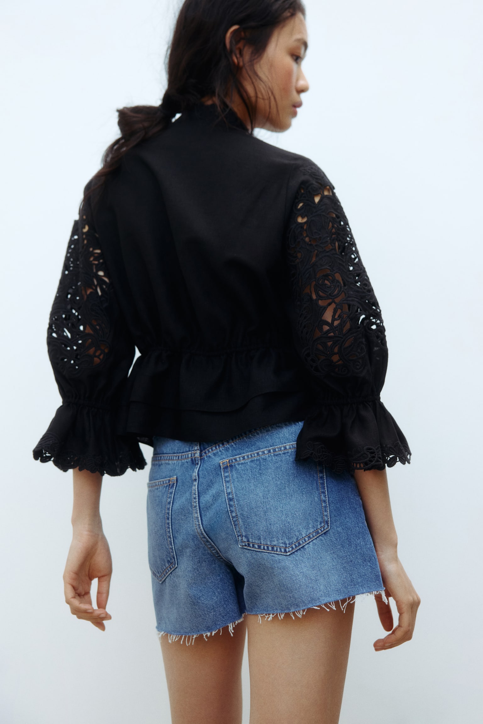 מכנסי ג'ינס קצרים עם שוליים גזורים - כחול ג'ינס בהיר/קרם - 6