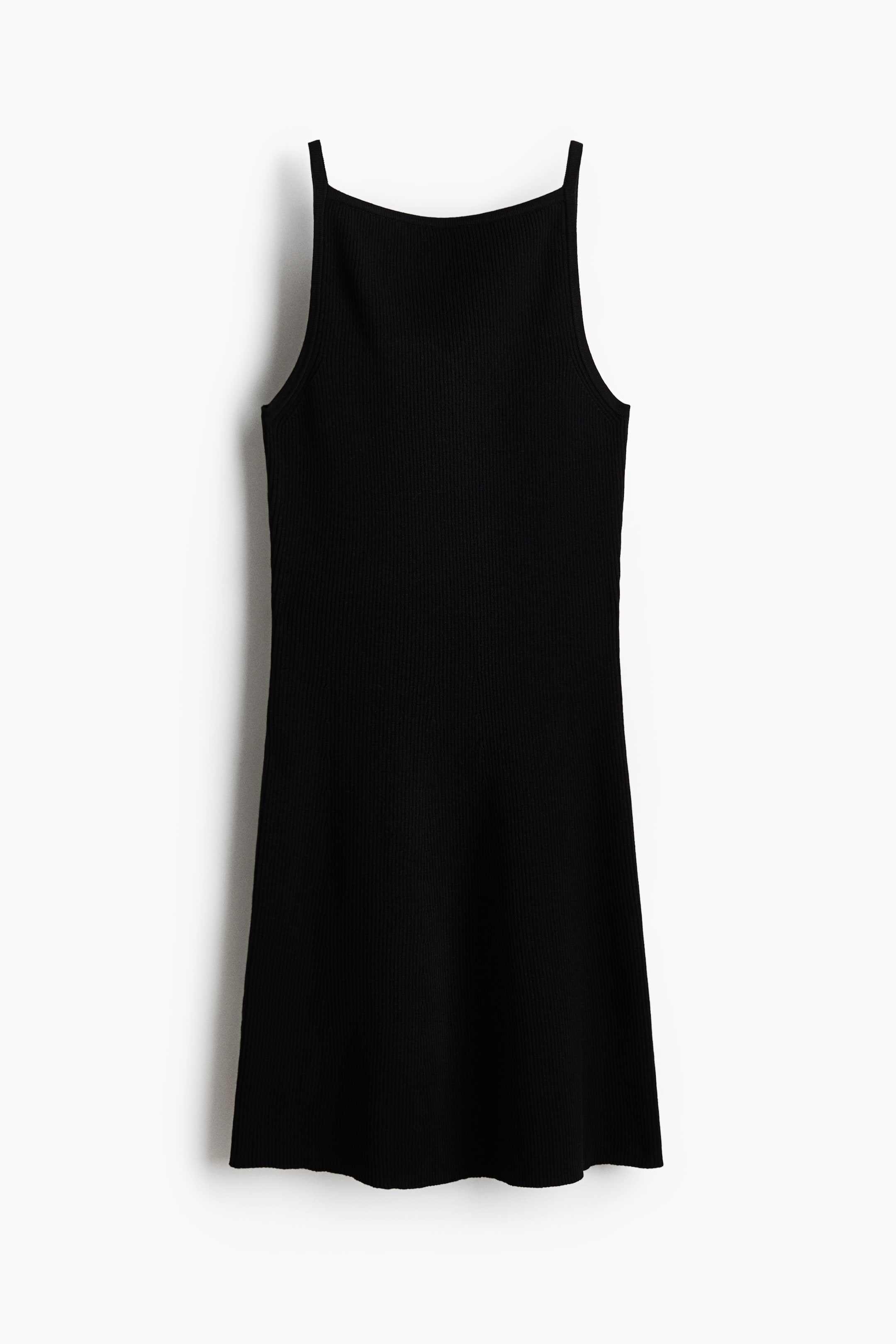 Agrandir l'image: Une robe noire ajustée est présentée de face, dotée d'une texture en maille côtelée. Elle est conçue avec un décolleté droit, des bretelles étroites et un léger évasement à l'ourlet.