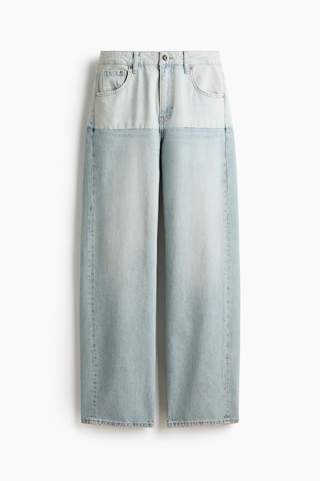 Die Jeans präsentieren ein zweifarbiges Design, mit einem helleren Denim-Waschung im oberen Bereich, einschließlich des Bunds und der vorderen Taschen, im Kontrast zu einem dunkleren, ausgewaschenen blauen Denim an den unteren Beinen. Sie haben einen entspannten, geraden Schnitt, mit Knopfverschluss, Gürtelschlaufen und sichtbaren Fronttaschen an der Taille. - 1