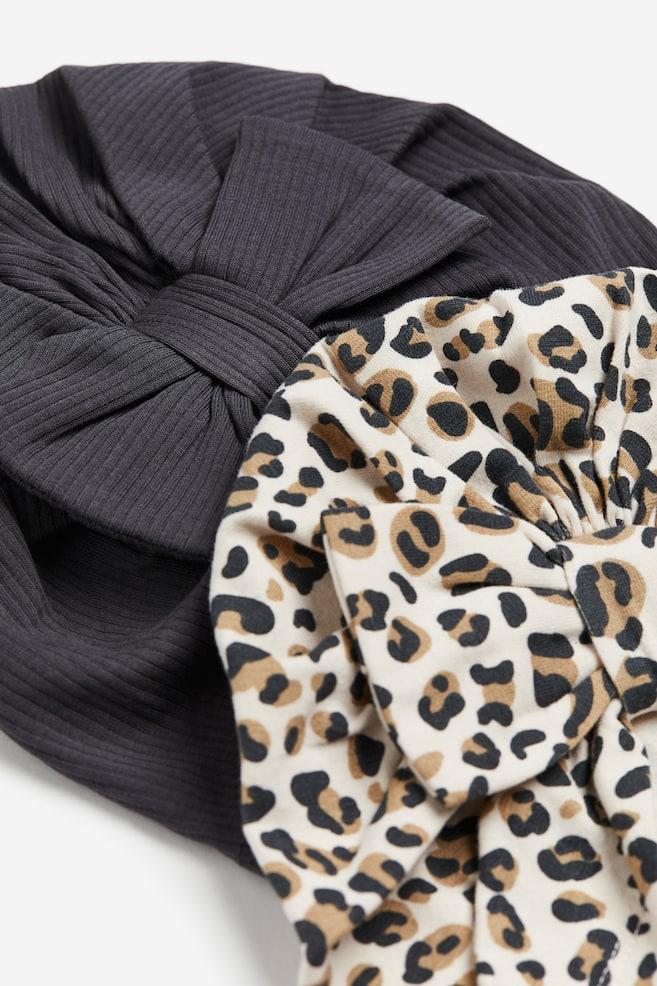 2-pak hat med knudedetalje - Mørkegrå/Leopardmønstret/Rosa/Gråbeige/Naturhvid/Blomstret - 2