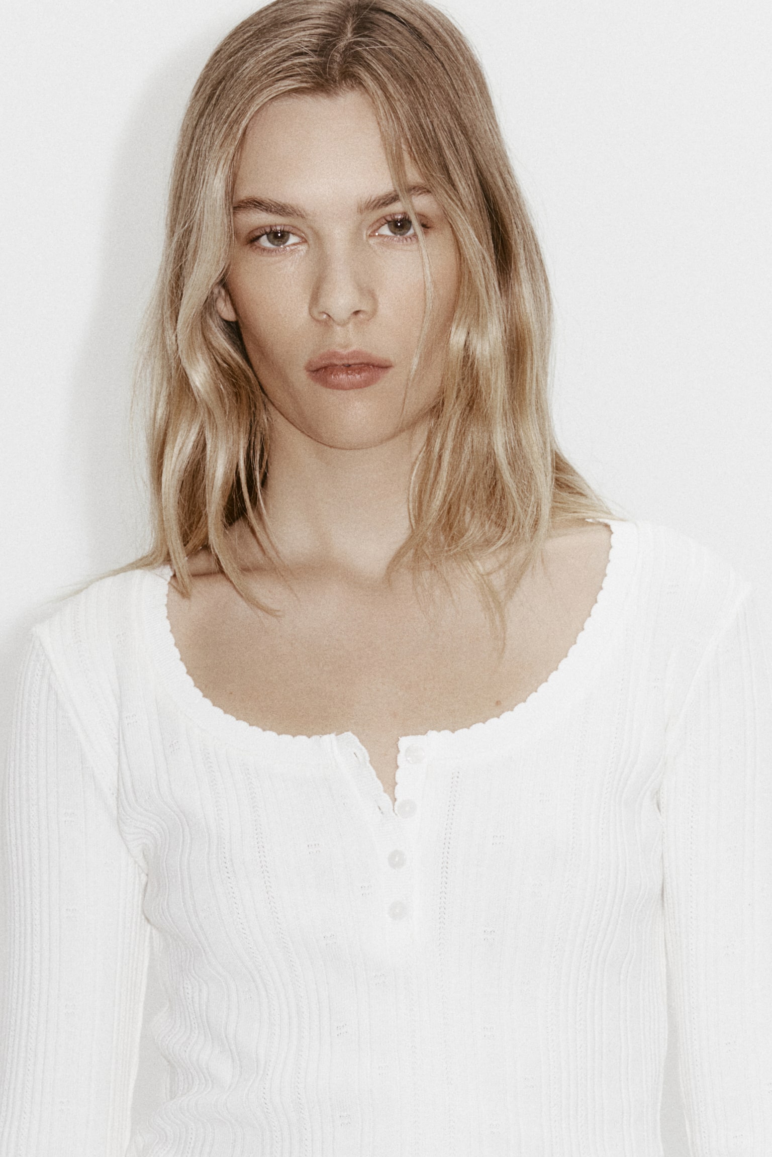 Bavlnené úpletové tričko s dierkovaným vzorom - Biela/Kaki - 3