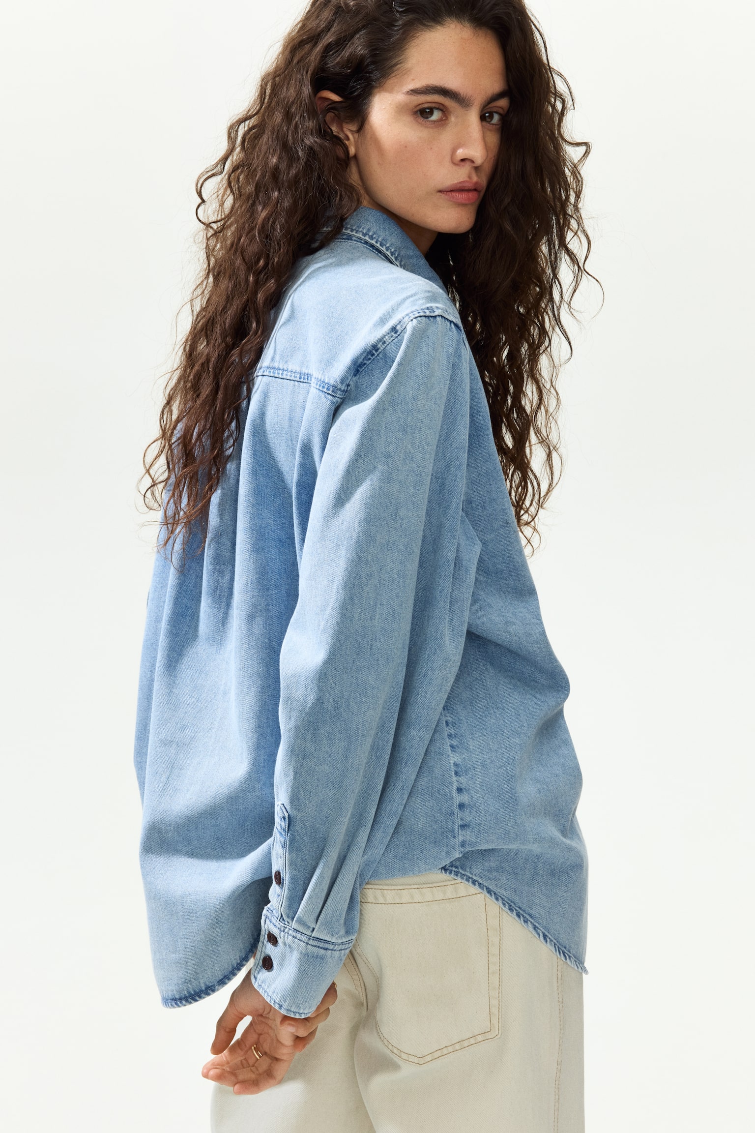 Женская рубашка H&M Ruffle-Trimmed Denim Shirt, цвет: Джинсовый синий — фото 4