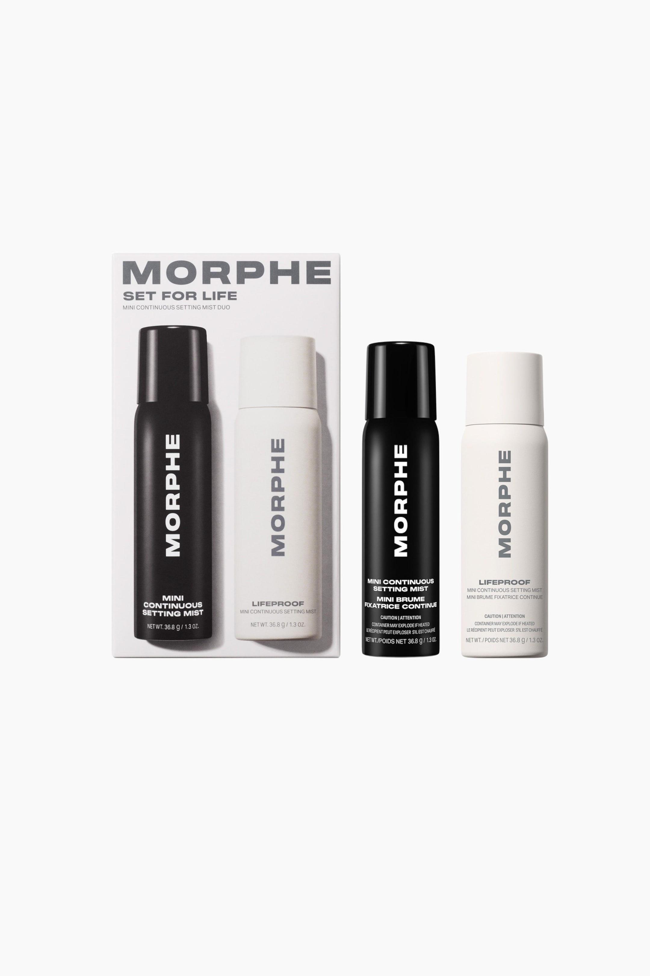 Visa större bild: Morphe Continuous Setting Mist Duo visas med en vit förpackningslåda till vänster, bredvid två individuella aerosolflaskor som står upprätt framtill på höger sida. Flaskorna har matta ytor, där den ena är svart och den andra vit, och båda visar vertikal varumärkesprofilering.