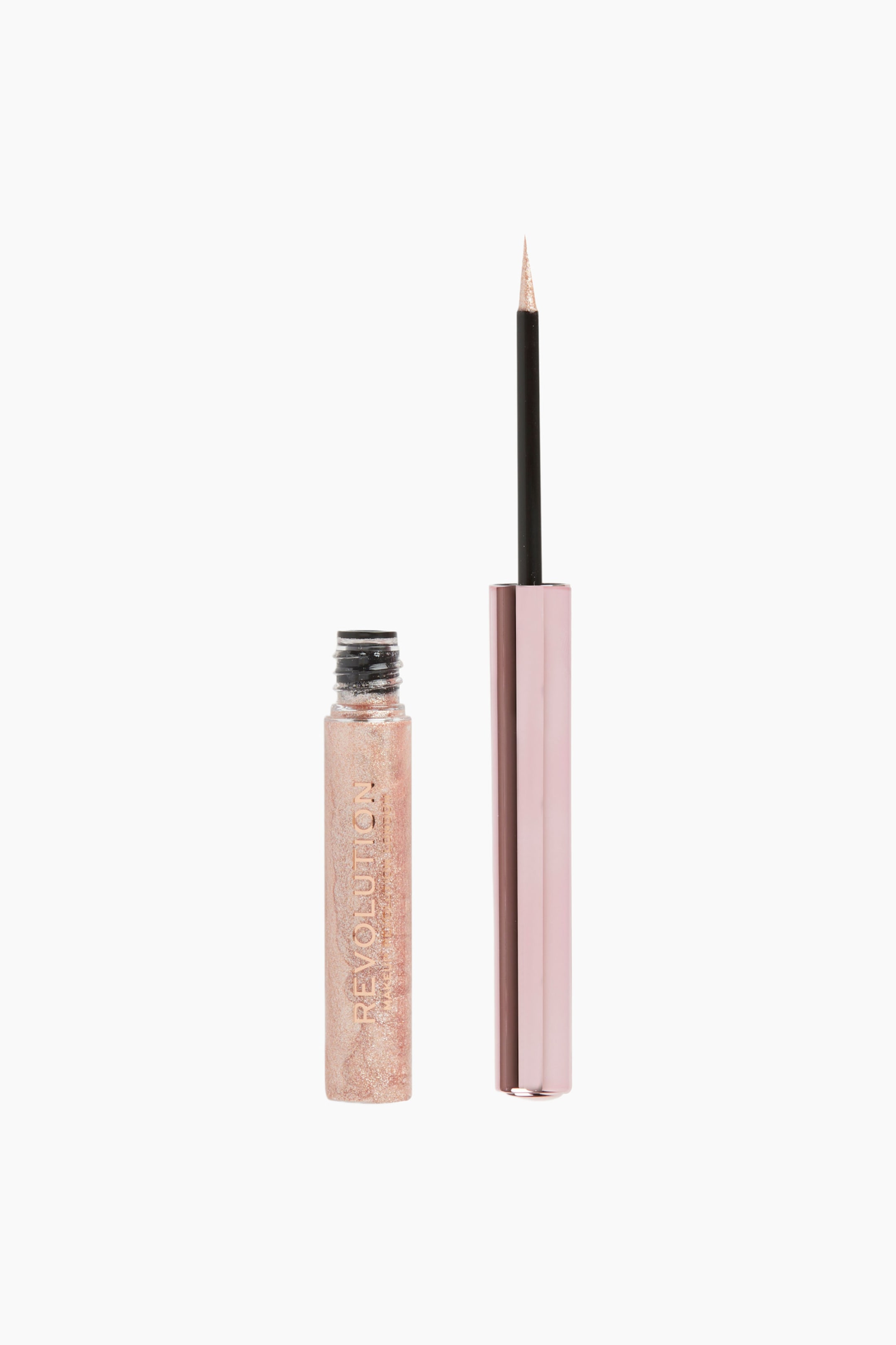 Visa större bild: Super Flick Liquid Eyeliner står upprätt i två separata delar. Den öppna, genomskinliga cylindriska tuben visar en skimrande, roséguldig glittervätska med varumärkesnamnet tryckt vertikalt på sidan. Bredvid den är det långa, metalliska roséguldfärgade locket placerat och förlänger en tunn svart applikator uppåt för att avslöja en fin spetsig borste täckt av den metalliska formulan.