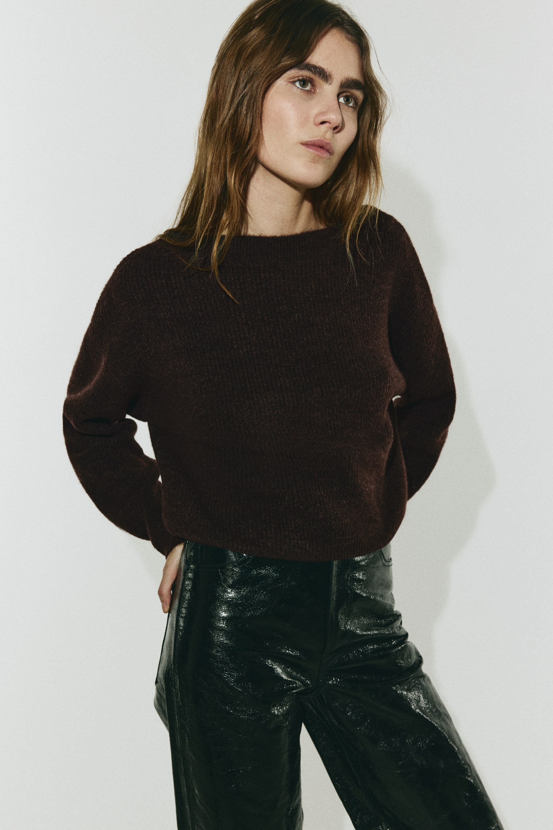 Agrandir l'image: Pull oversize à encolure bateau - Marron foncé - FEMME | H&M FR 1