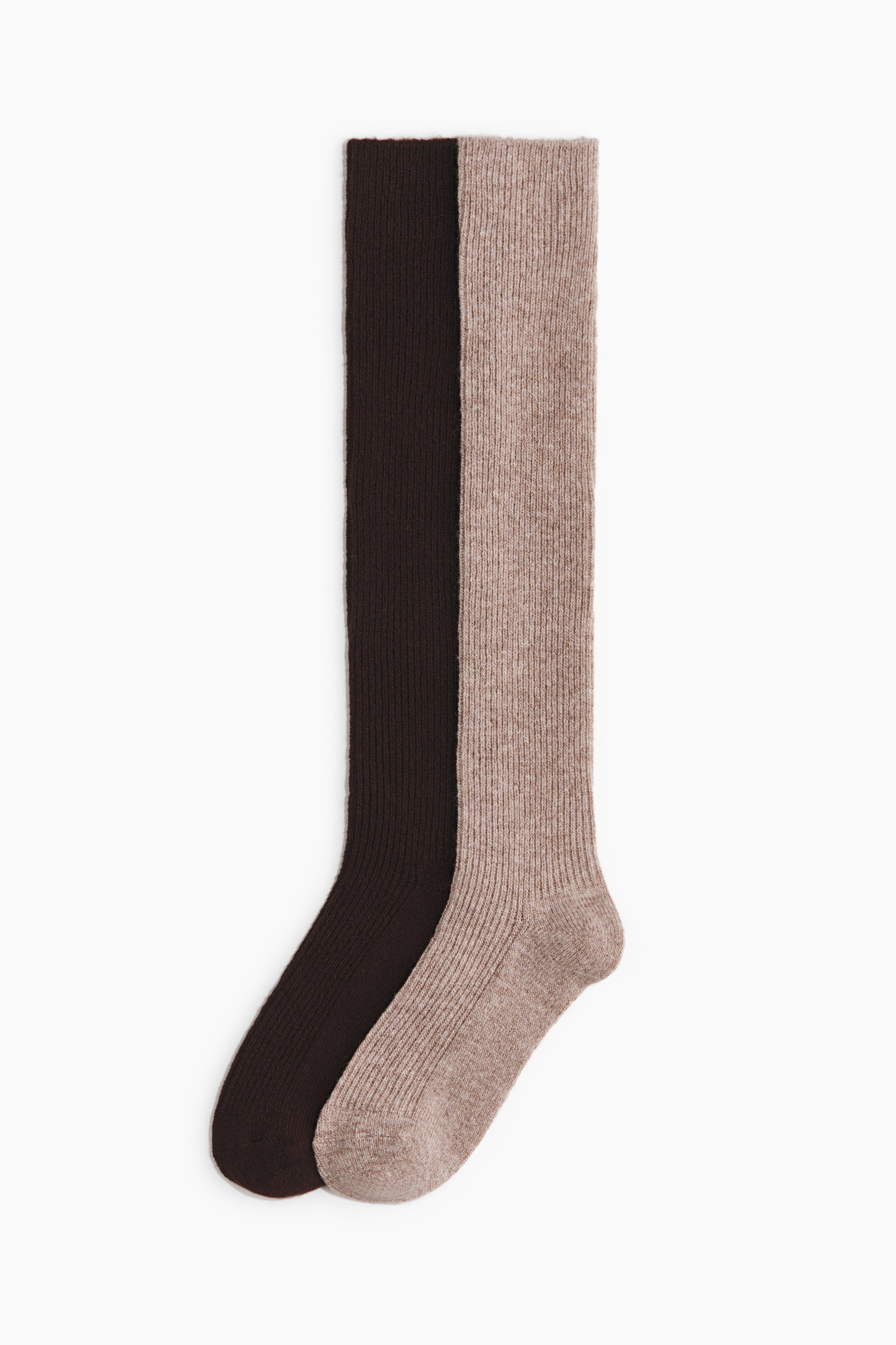 Ver imagen más grande: Dos calcetines hasta la rodilla están colocados planos, uno de color marrón oscuro y el otro de un topo claro, ambos con una textura de punto canalé vertical.