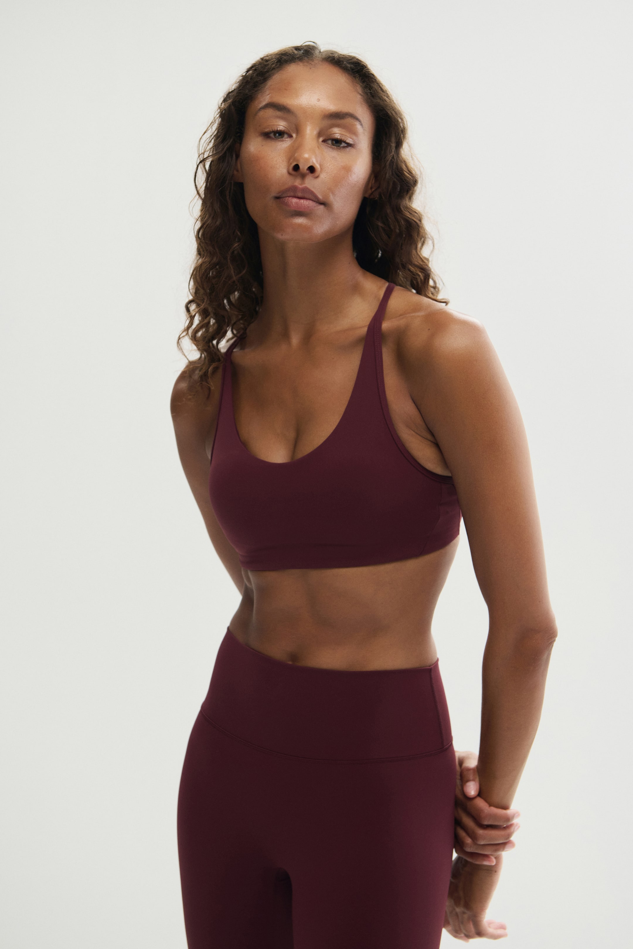 Zobraziť väčší obrázok: Športová podprsenka Medium Support SculptMove™ - Čerešňovočervená - ŽENY | H&M SK 1