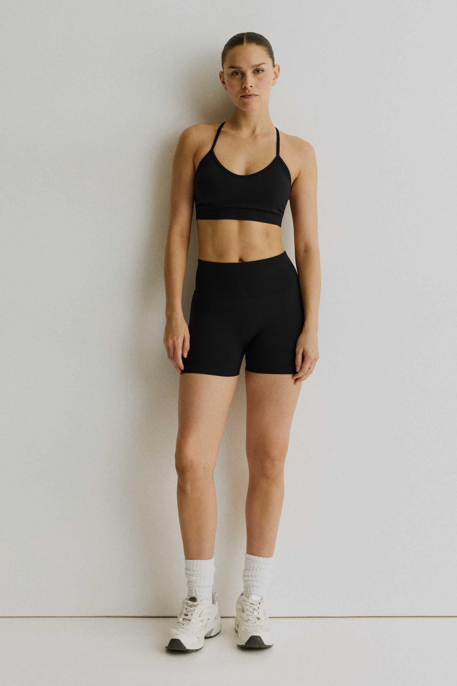 Женские брюки H&M Move Seamless Scrunch Hot Pants with DryMove™, цвет: Чёрный — фото 3