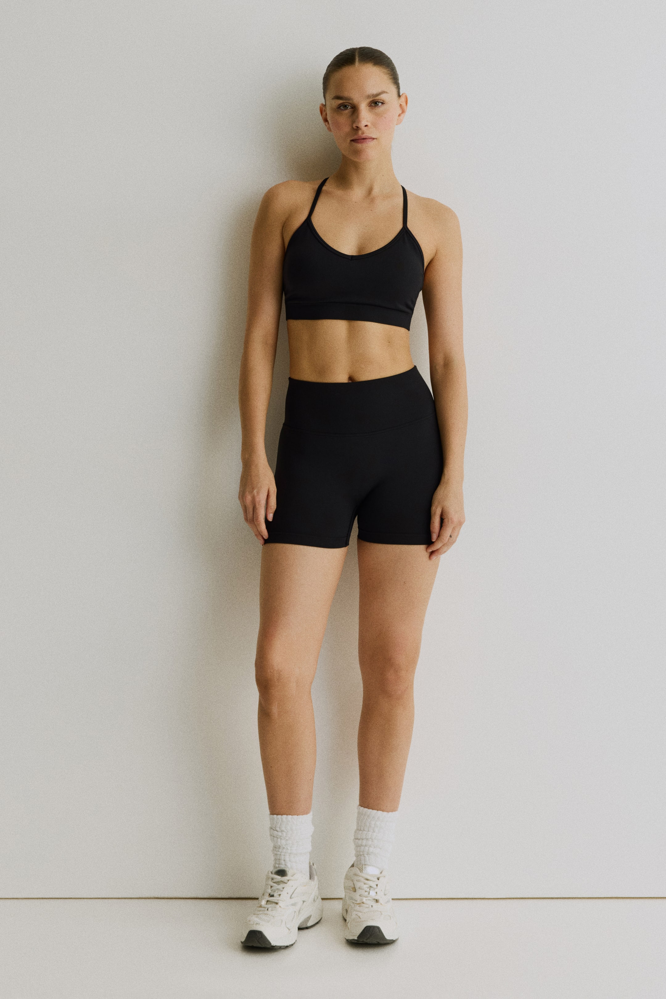 Женские брюки H&M Seamless Scrunch Hot Pants with DryMove™ — фото 6