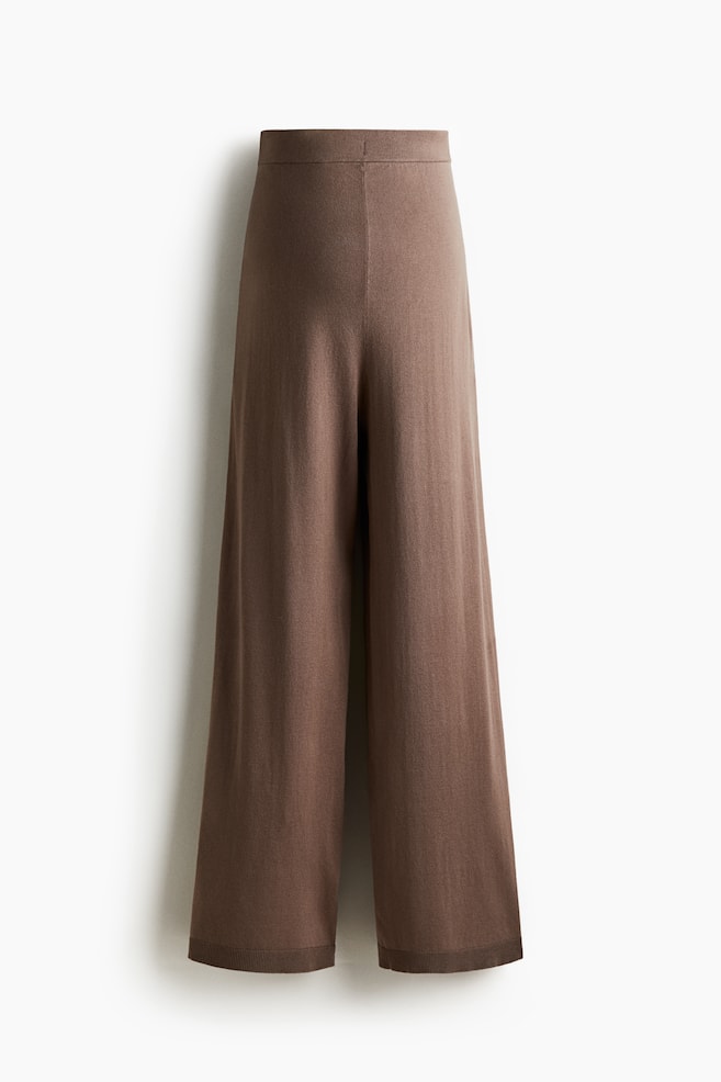 The knitted brown trousers are presented from the FRONT, featuring a high, smooth waistband, long wide legs, and ribbed hems. - 1