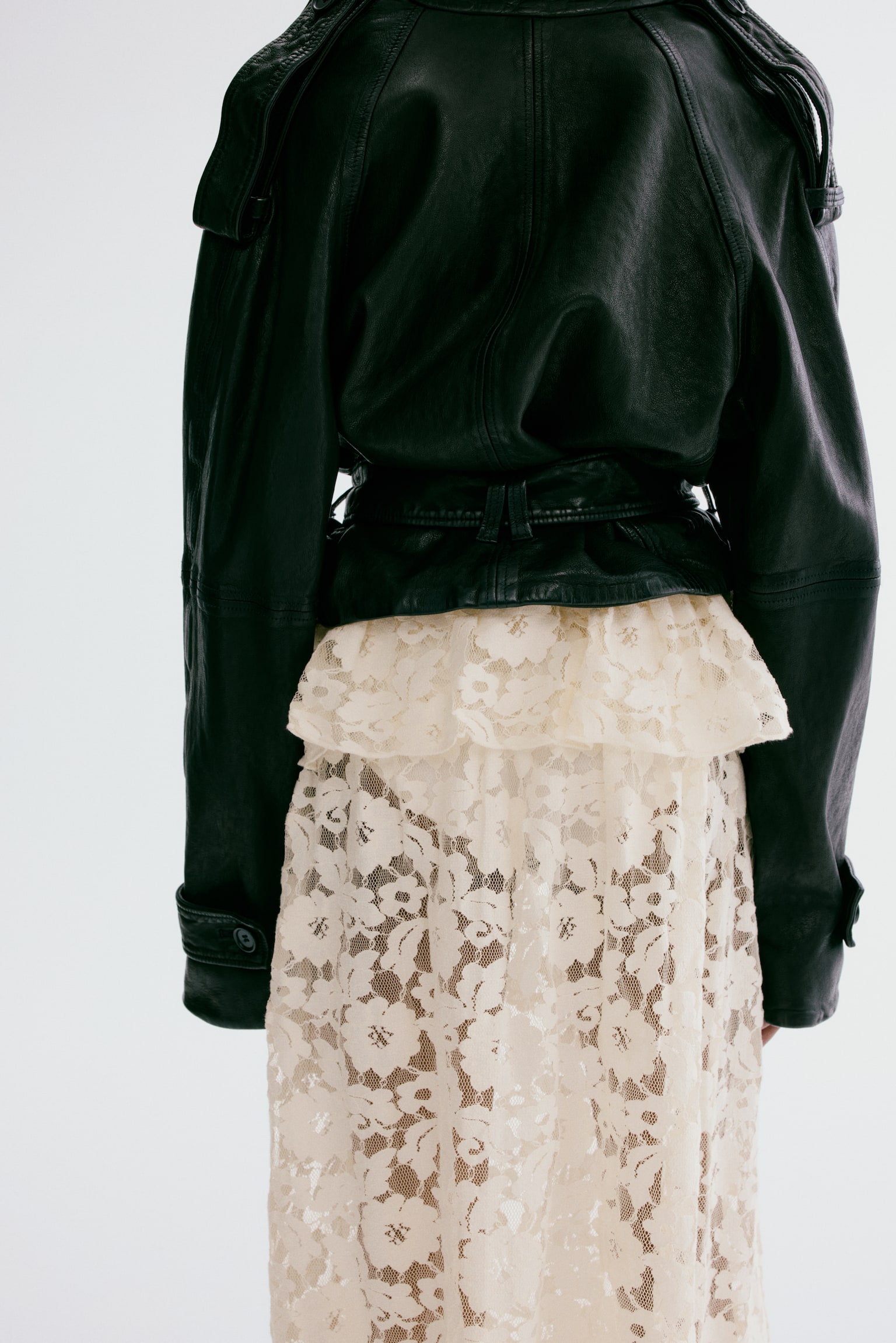 Пола от дантела със средна дължина - Светлобежов - 3