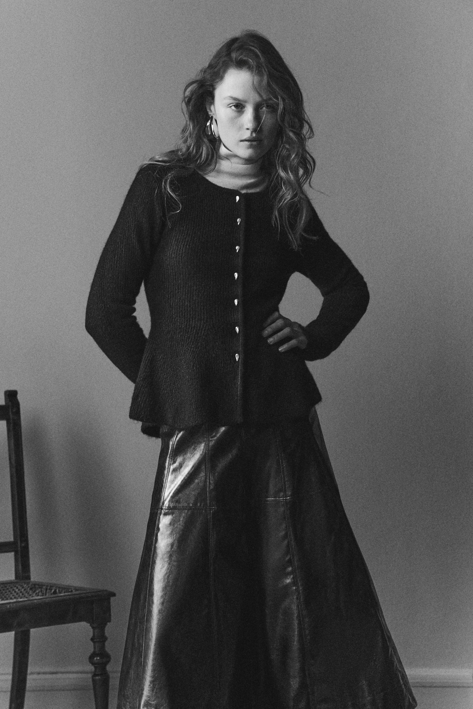 Rebrovaný sveter s volánom naspodku - Čierna/Svetlosivá melírovaná/Tmavá kaki - 3