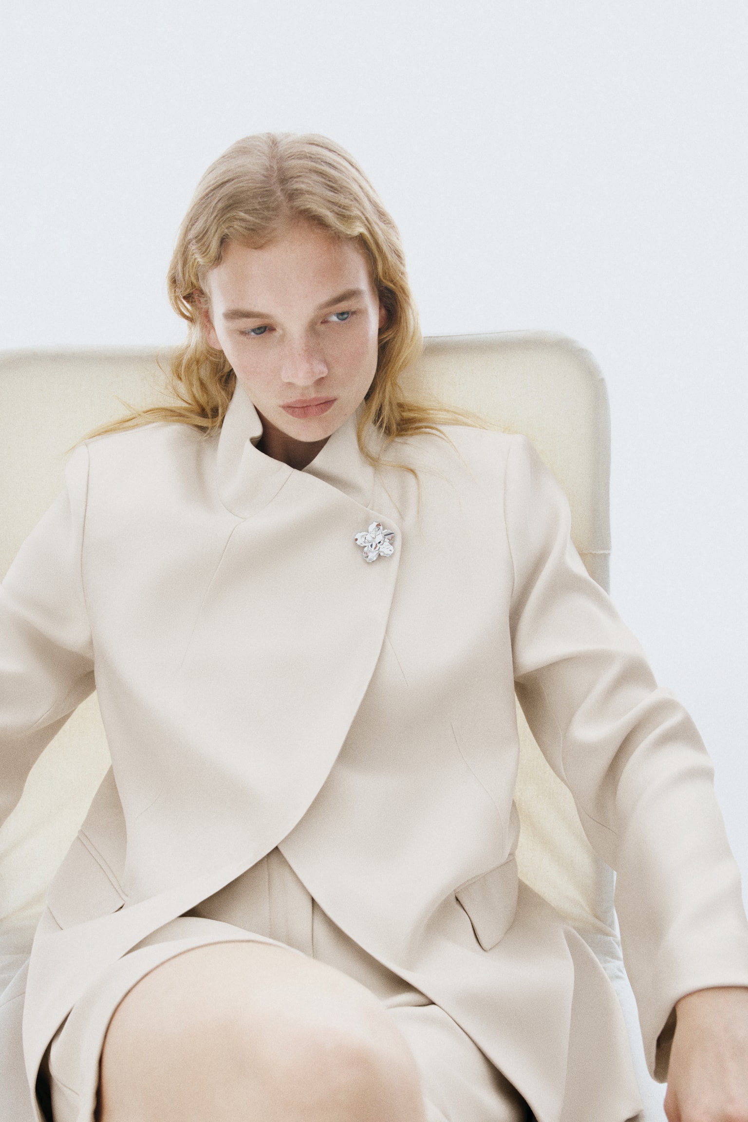 Brooch-detail wrap blazer - Light beige - 3