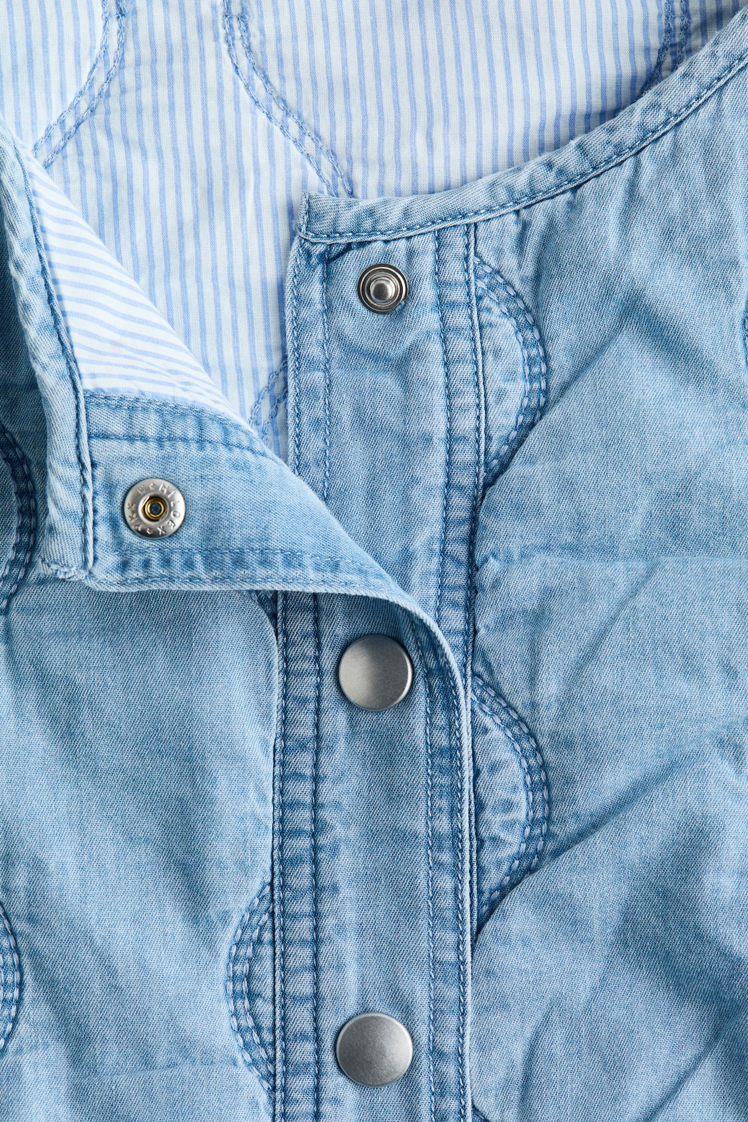 Женская куртка H&M Quilted Denim Jacket, цвет: Светлый джинсовый синий — фото 7
