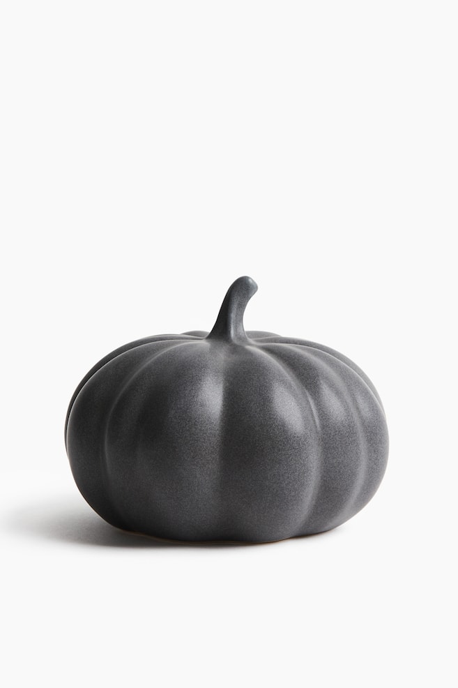 Une décoration en grès en forme de citrouille présente une surface gris foncé mouchetée avec des nervures verticales distinctes et une tige courte et incurvée. - 1