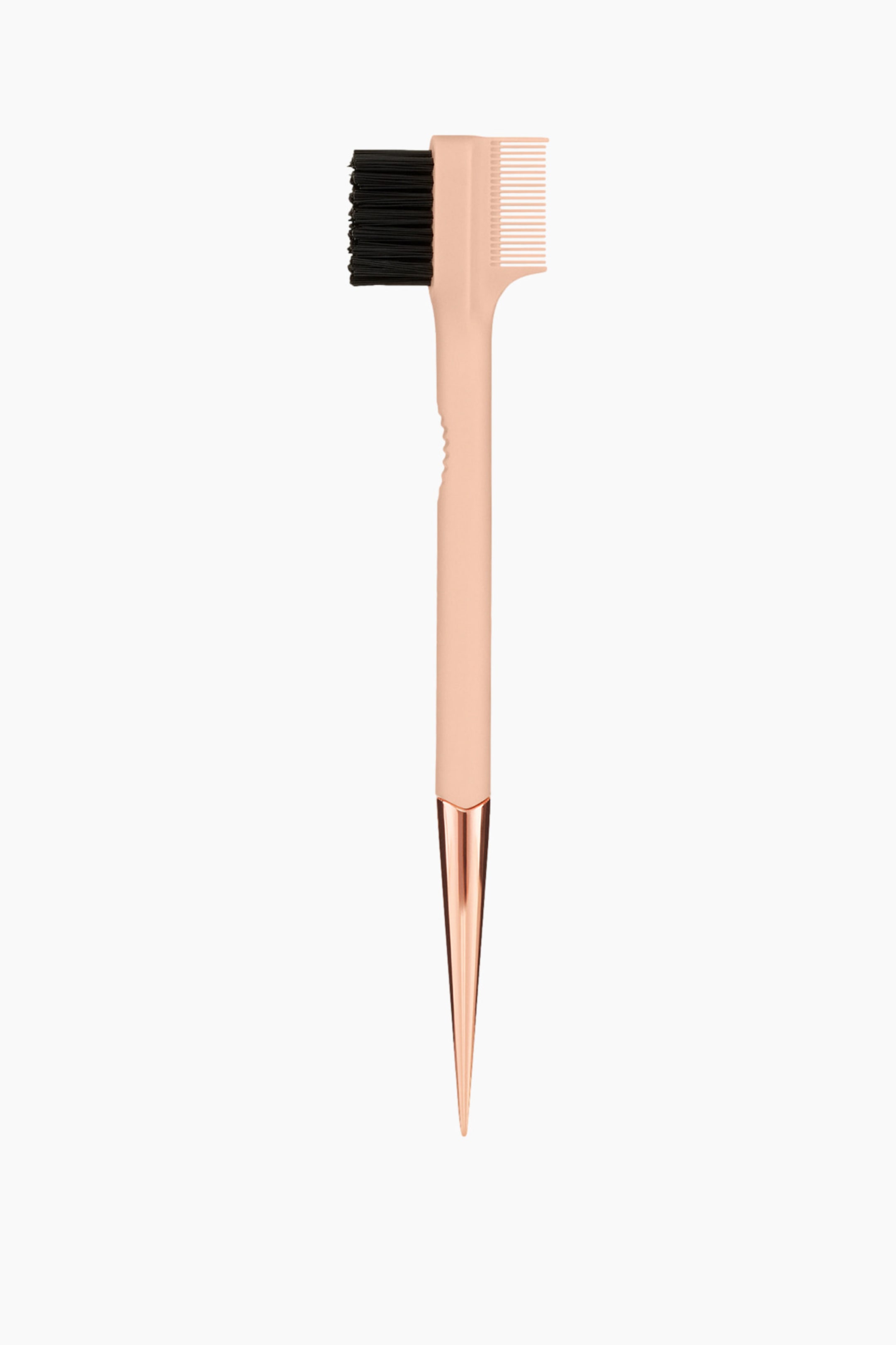 Visa större bild: Side Stick 3-in-1 Edge Styling Tool är placerad vertikalt och har ett ljus persikofärgat plasthandtag med ett dubbelsidigt huvud som inkluderar en svart borst på ena sidan och en fintandad kam på den andra. Handtaget smalnar av ned mot en spetsig pintail-spets i metall med roséguldfinish.
