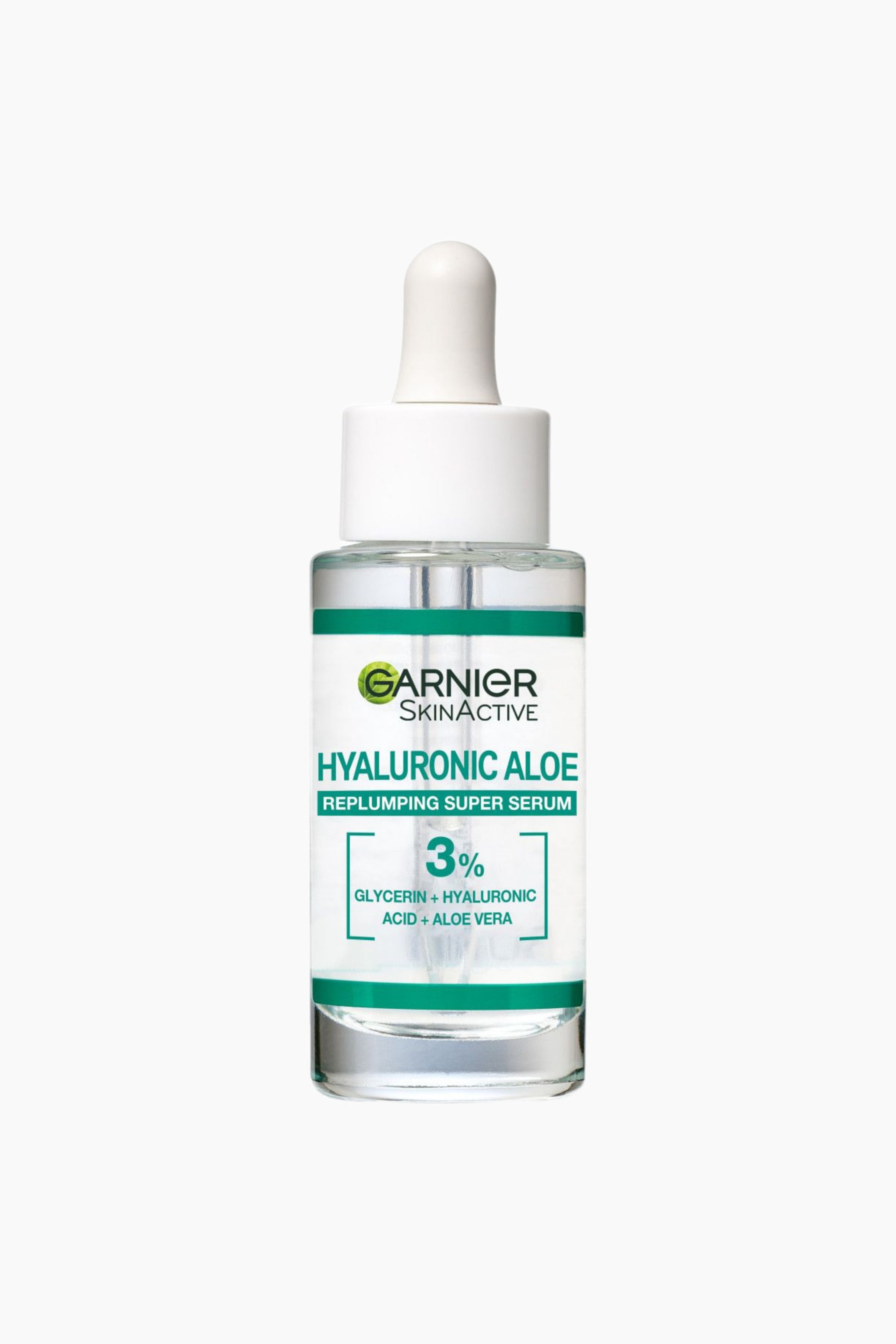 Se større billede: En Garnier SkinActive Hyaluronic Aloe Replumping Super Serum flaske vender fremad. Denne klare glasflaske har en hvid pipettehætte og en etiket, der viser produktets navn, sammen med "3% Glycerin + Hyaluronsyre + Aloe Vera" i grøn tekst på en hvid baggrund, fremhævet af et grønt bånd.
