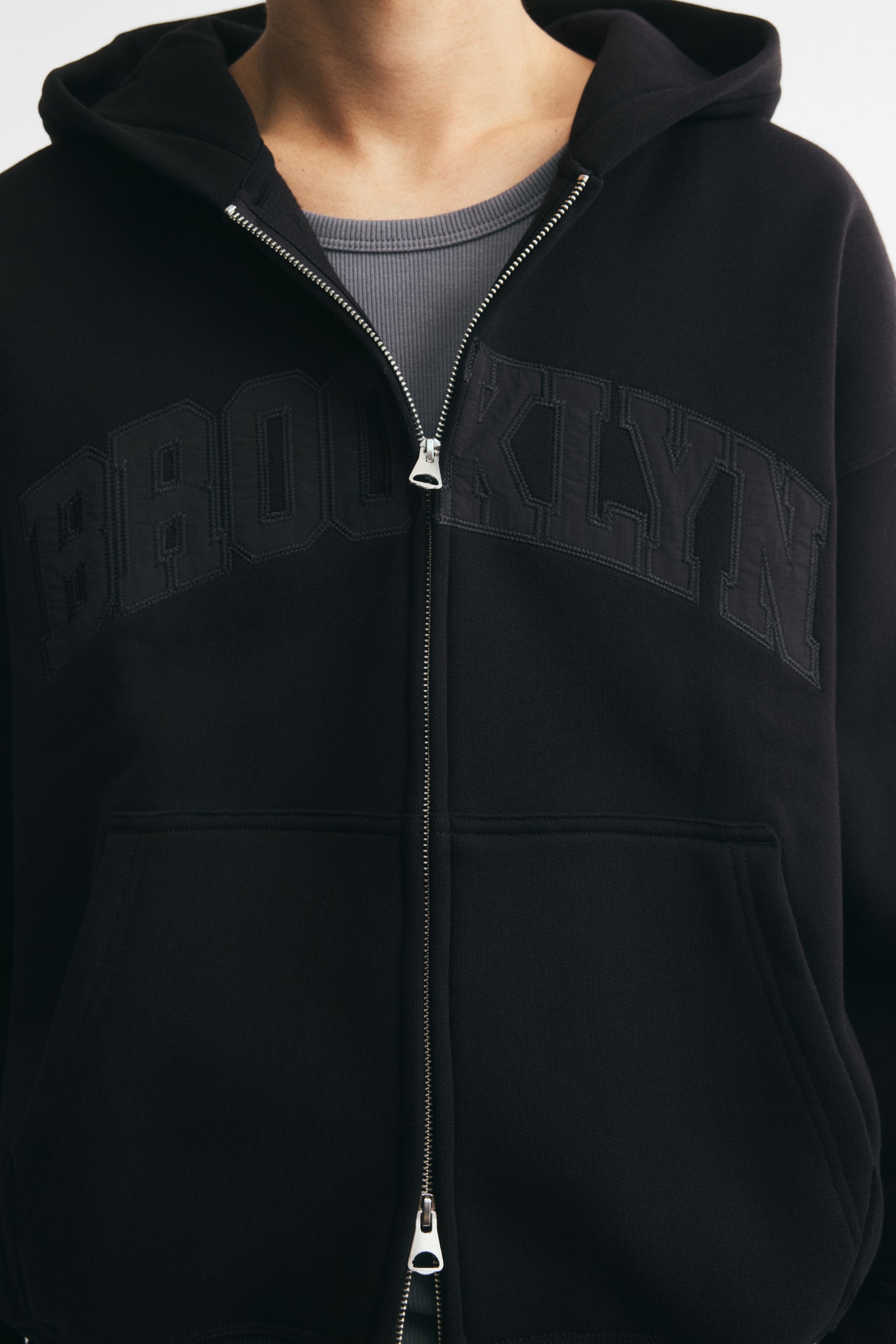 Мужская куртка H&M Oversized Printed Hooded, цвет: Чёрный — фото 4