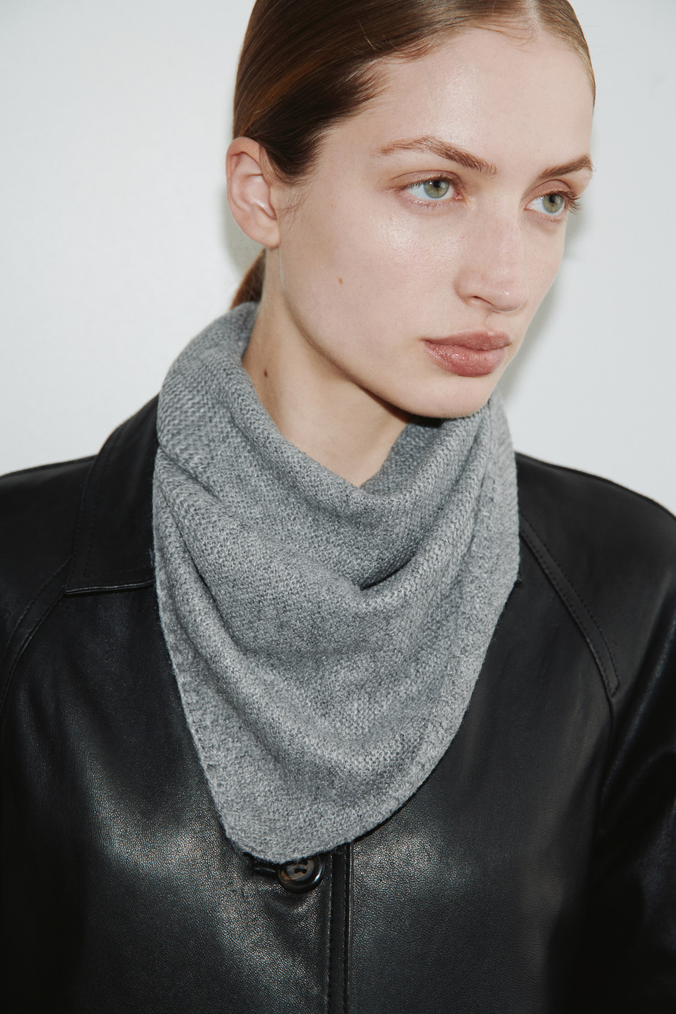 Ampliar la imagen: Garter-stitched triangle scarf - Gris jaspeado - Ladies | H&M MX 3