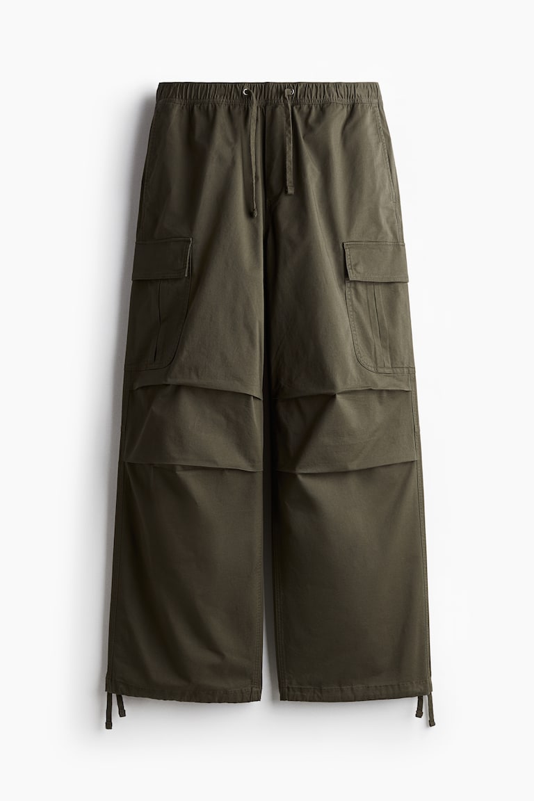 Off-Duty Neutral — Loose Fit Cargo trousers