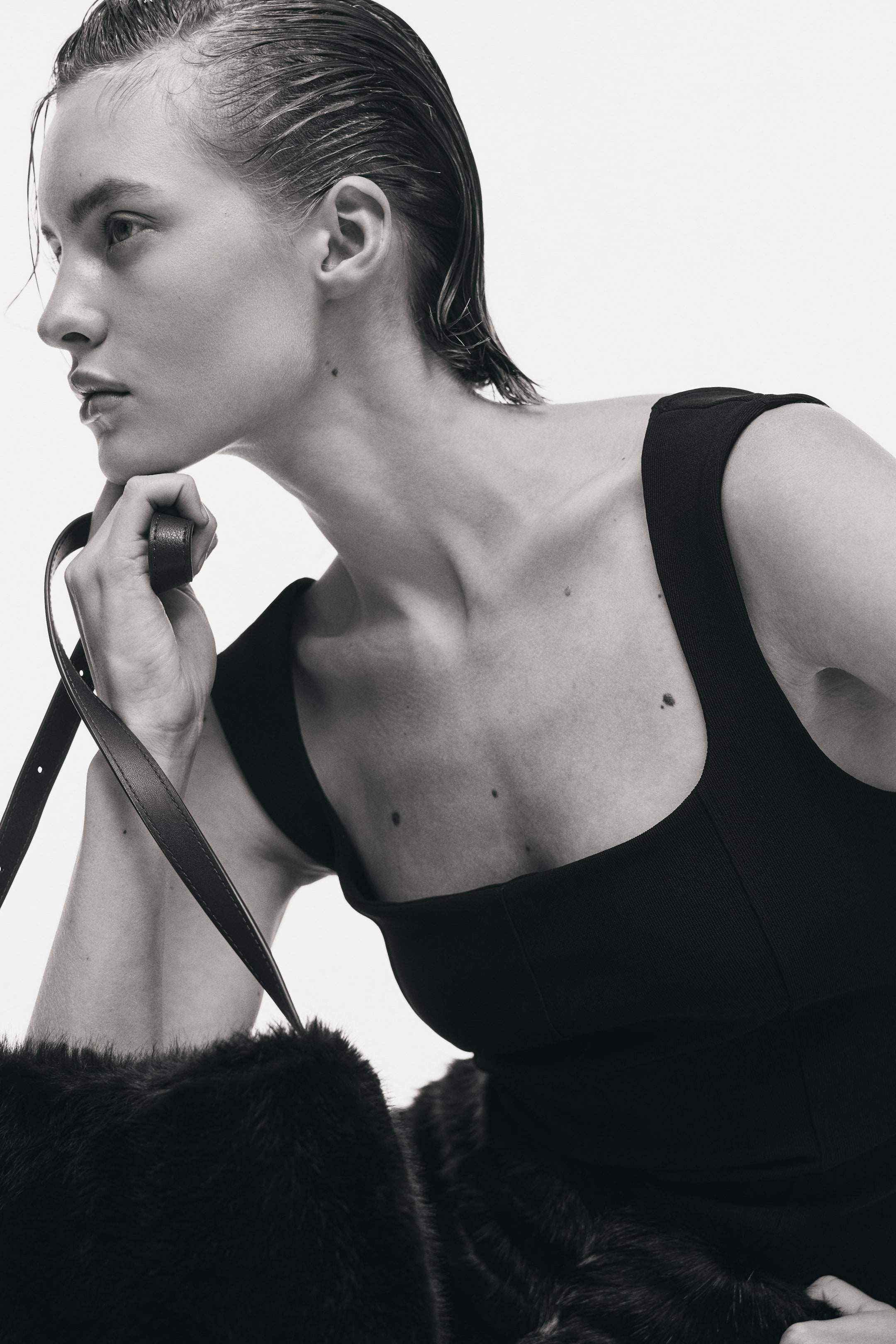 Büyük resmi görüntüle: Kare Yakalı Kolsuz Üst - Siyah - KADIN | H&M TR 1