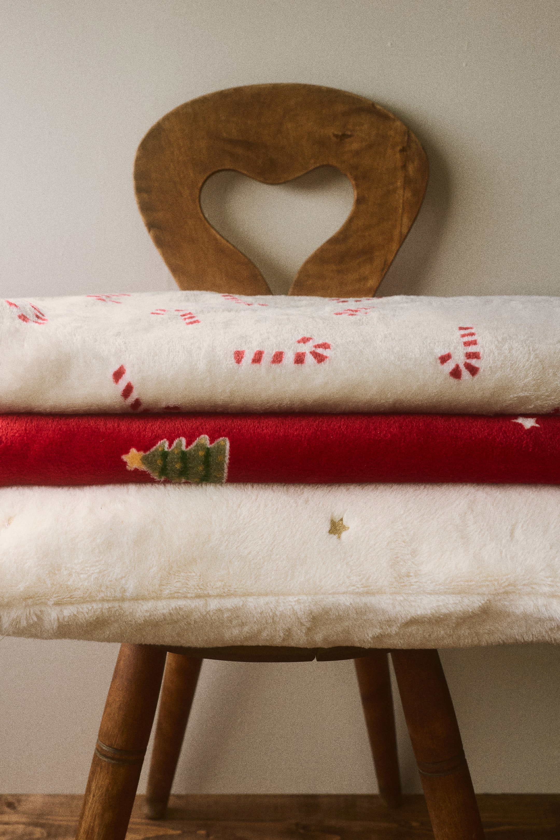 Visa större bild: Babyfilt i fleece  - Ljusbeige/Polkagriskäppar - Home All | H&M FI 1