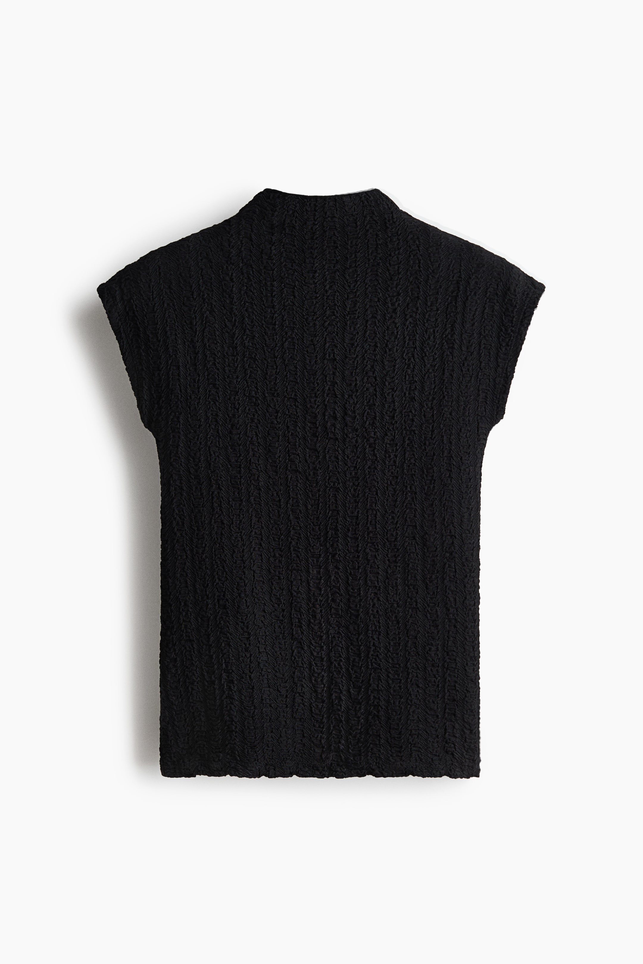 Ingrandisci l'immagine: Un top nero è mostrato dal retro, caratterizzato da un collo alto e maniche corte a cappuccio. Presenta una texture increspata su tutta la superficie e un orlo dritto.