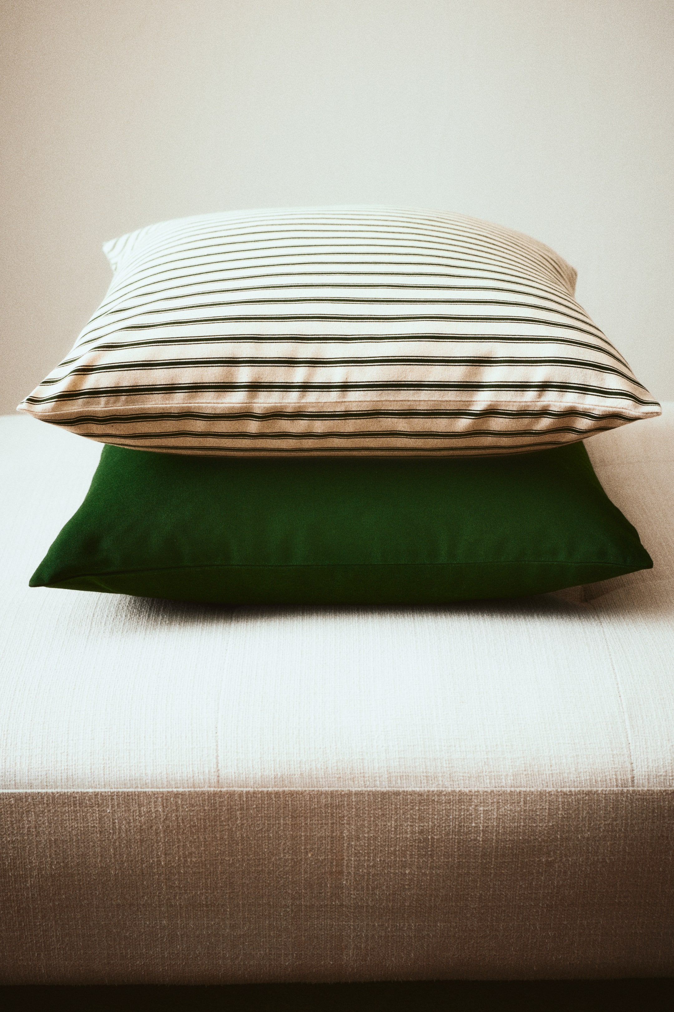 Visa större bild: 2-pack kuddfodral i bomull - Mörkgrön/Randig - Home All | H&M SE 1